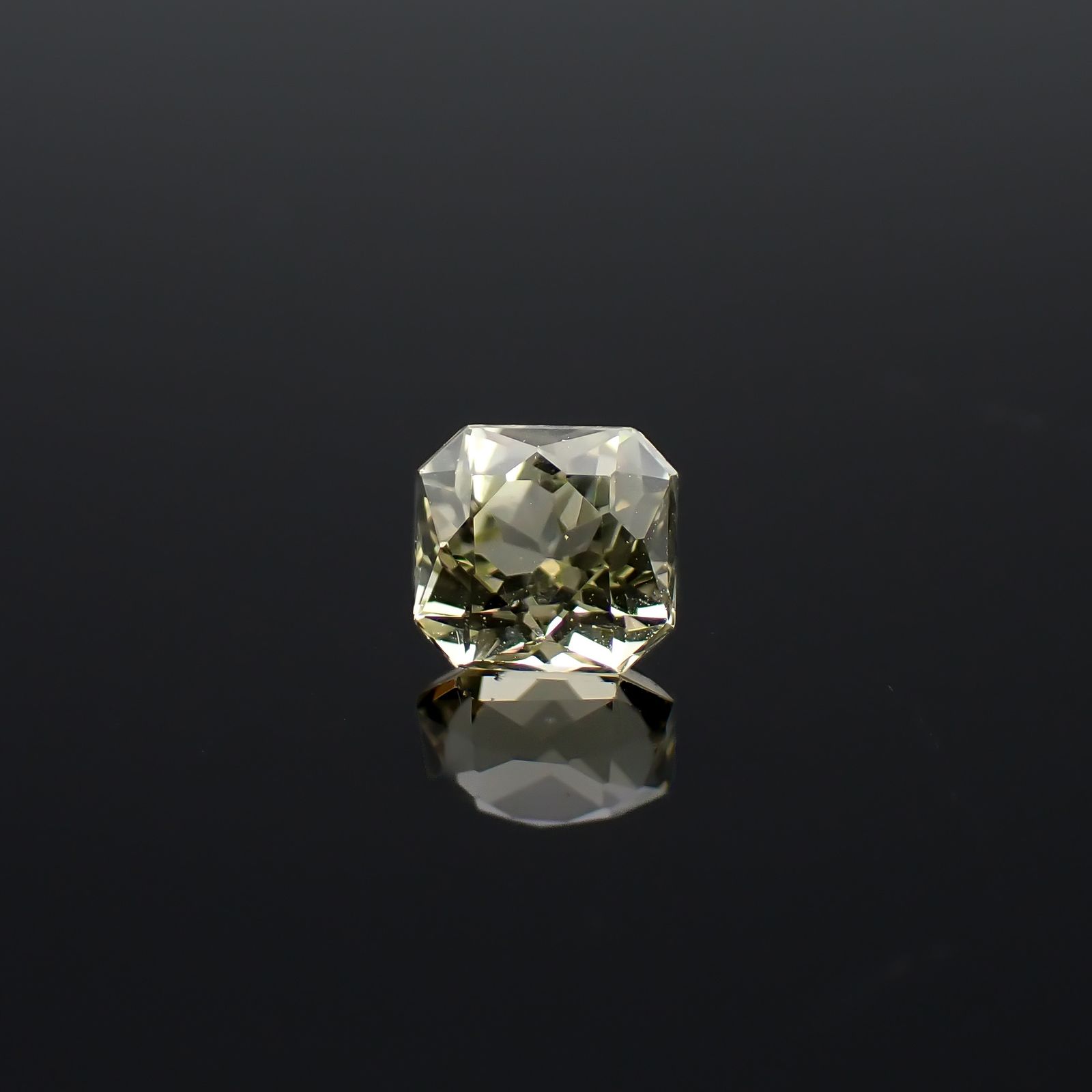 イエローアパタイト メキシコ産 0.63ct / 4.8x4.5mm前後 [260632469]