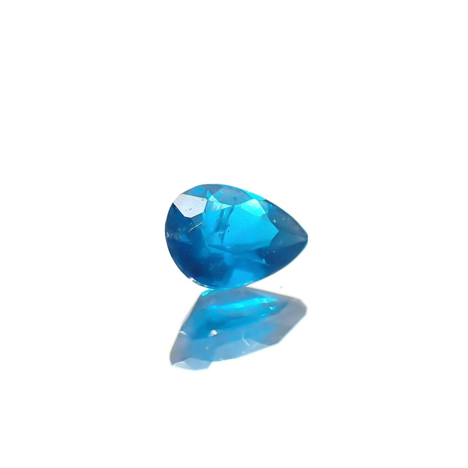 アウイナイト フルオレッセンス(宝石名アウイナイト)ドイツ産 識別済 0.11ct / 4x2.8mm前後 [260527502]