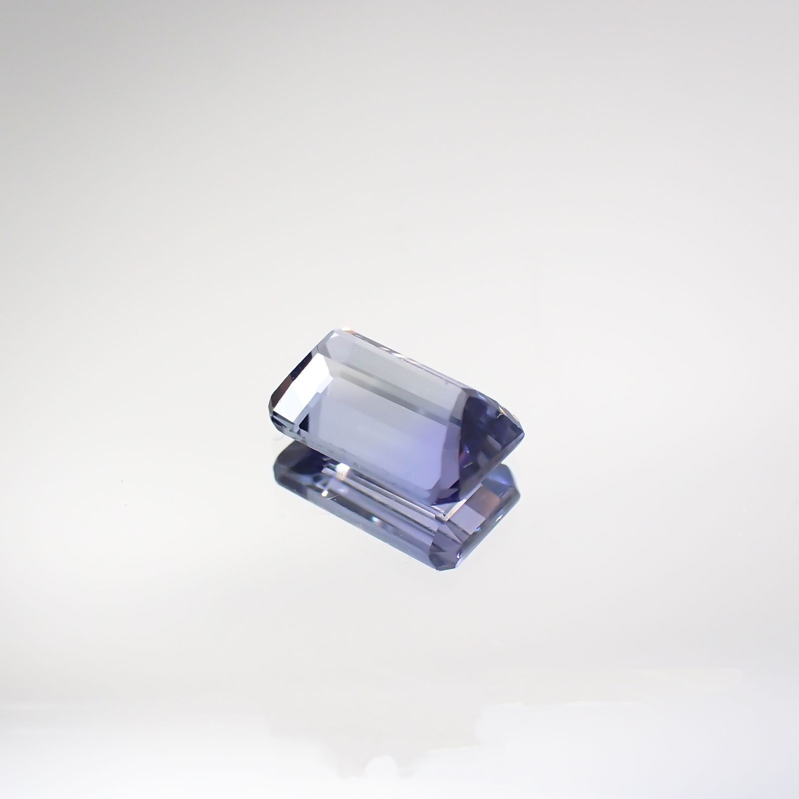 パーティカラータンザナイト(宝石名パーティカラード・ゾイサイト) タンザニア産 0.642ct ソ付(彩珠)[210711844]6.1×3.9mm前後