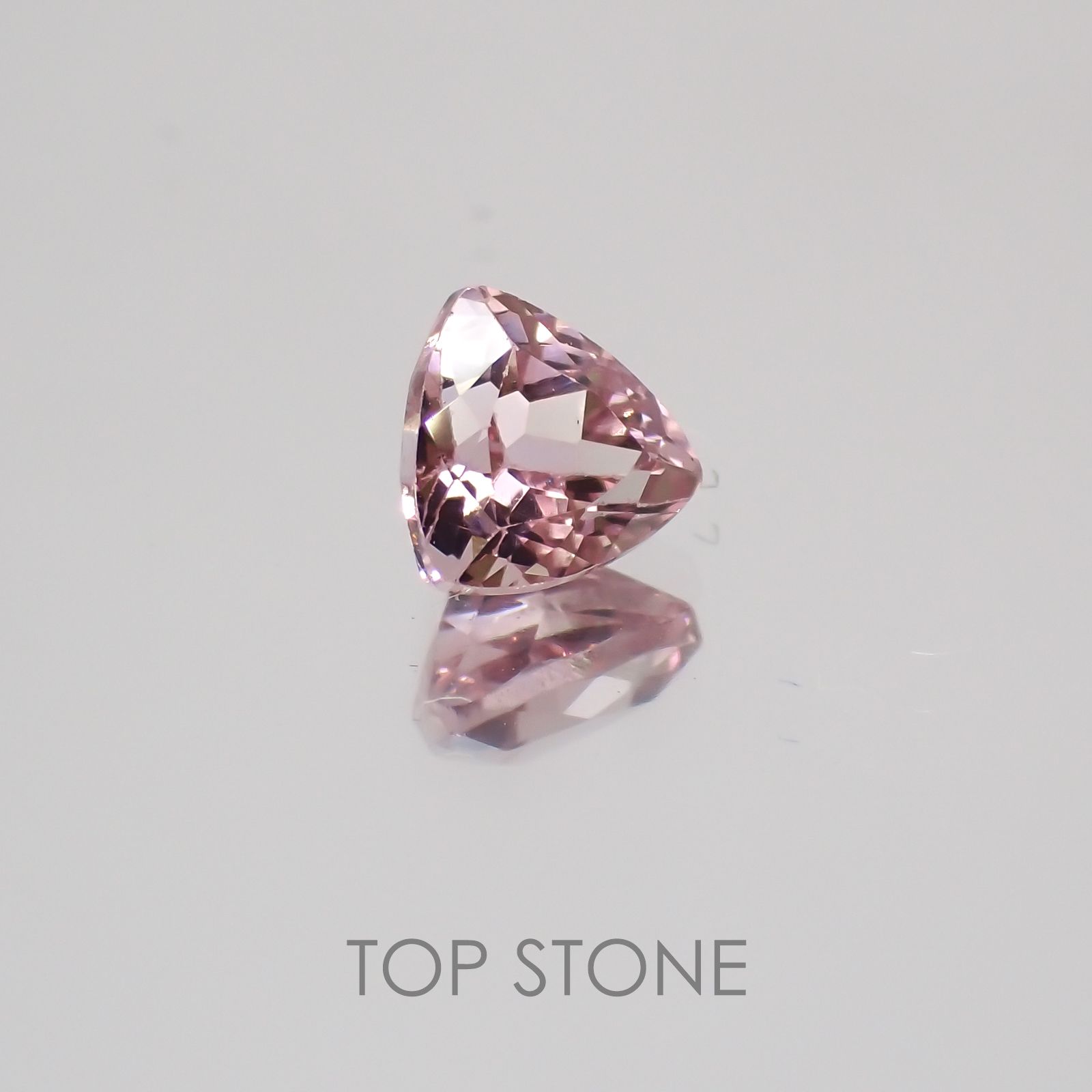 カラーチェンジマラヤガーネット タンザニア産 ルース 0.59ct[21049655]4.9×4.9mm前後