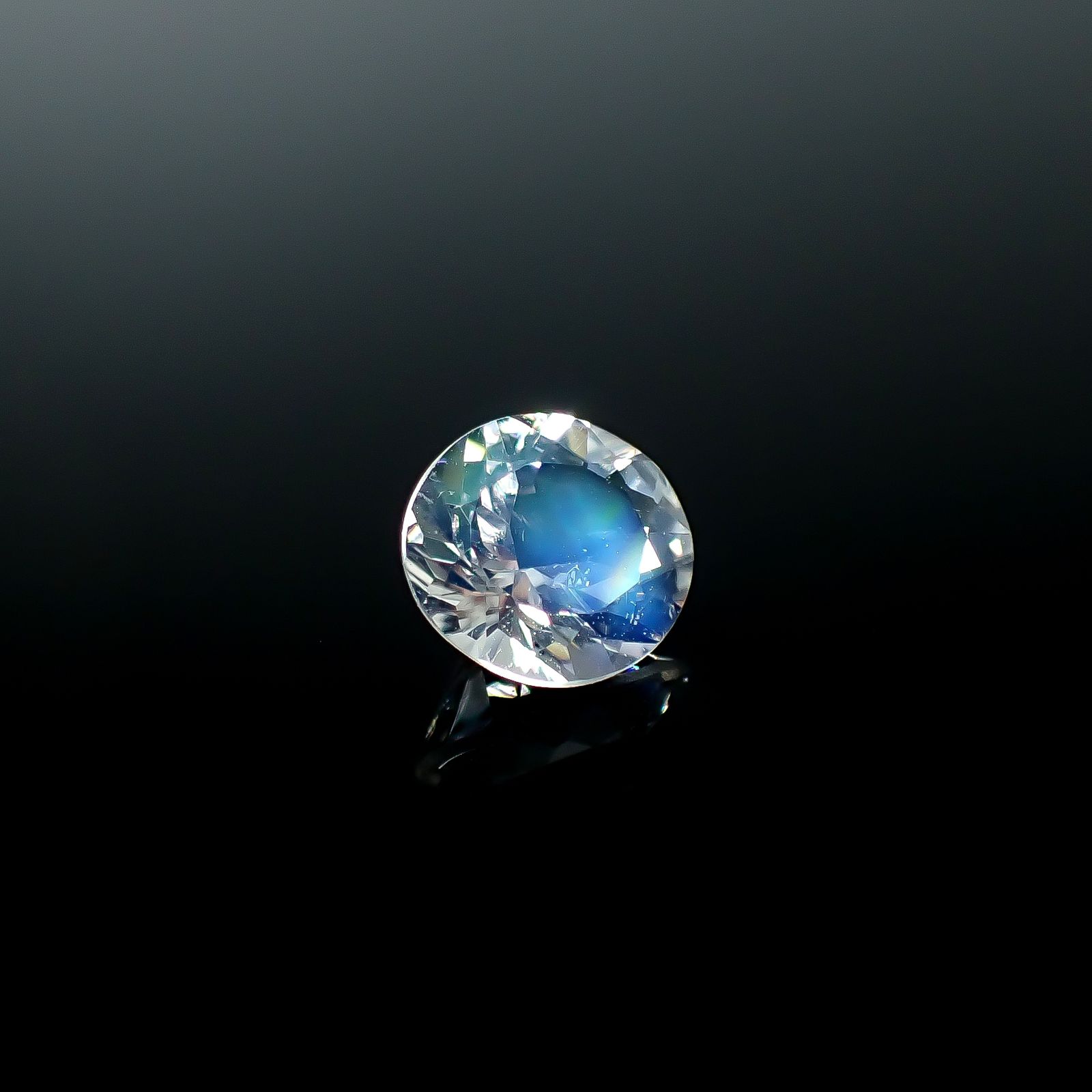 レインボームーンストーン(宝石名ラブラドライト)タンザニア産 1.02ct 識別済[250730915]7.3x6.6mm前後