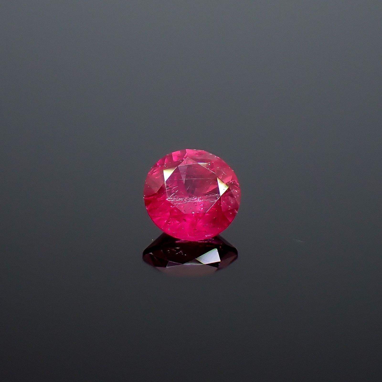 ルビー グリーンランド産 0.14ct / 3.1x3.1mm前後 [261033229]