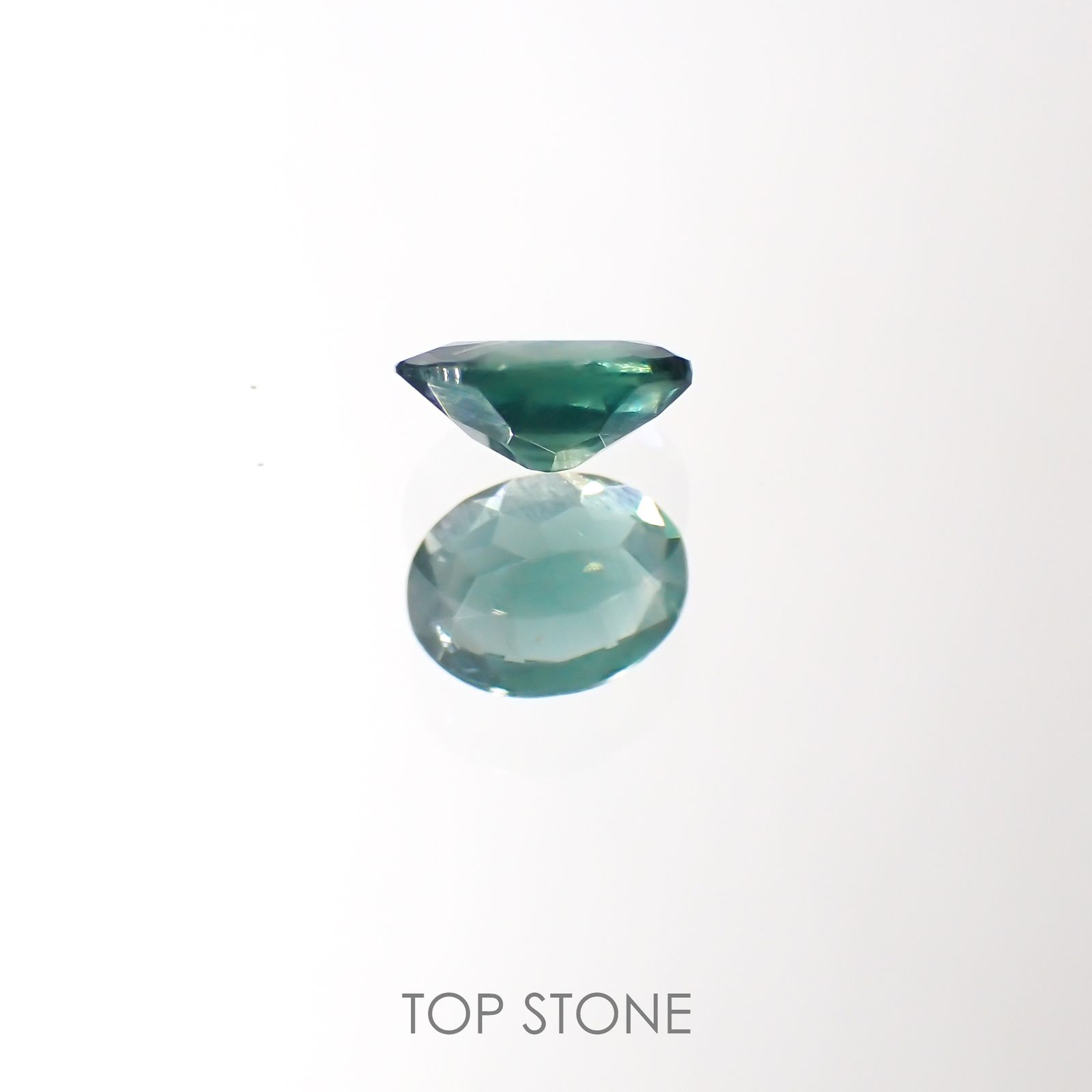 グリーンアパタイト(ノーブルモロキサイト)(宝石名アパタイト) マダガスカル産 0.26ct 識別済[211013537]4.9×3.8mm前後
