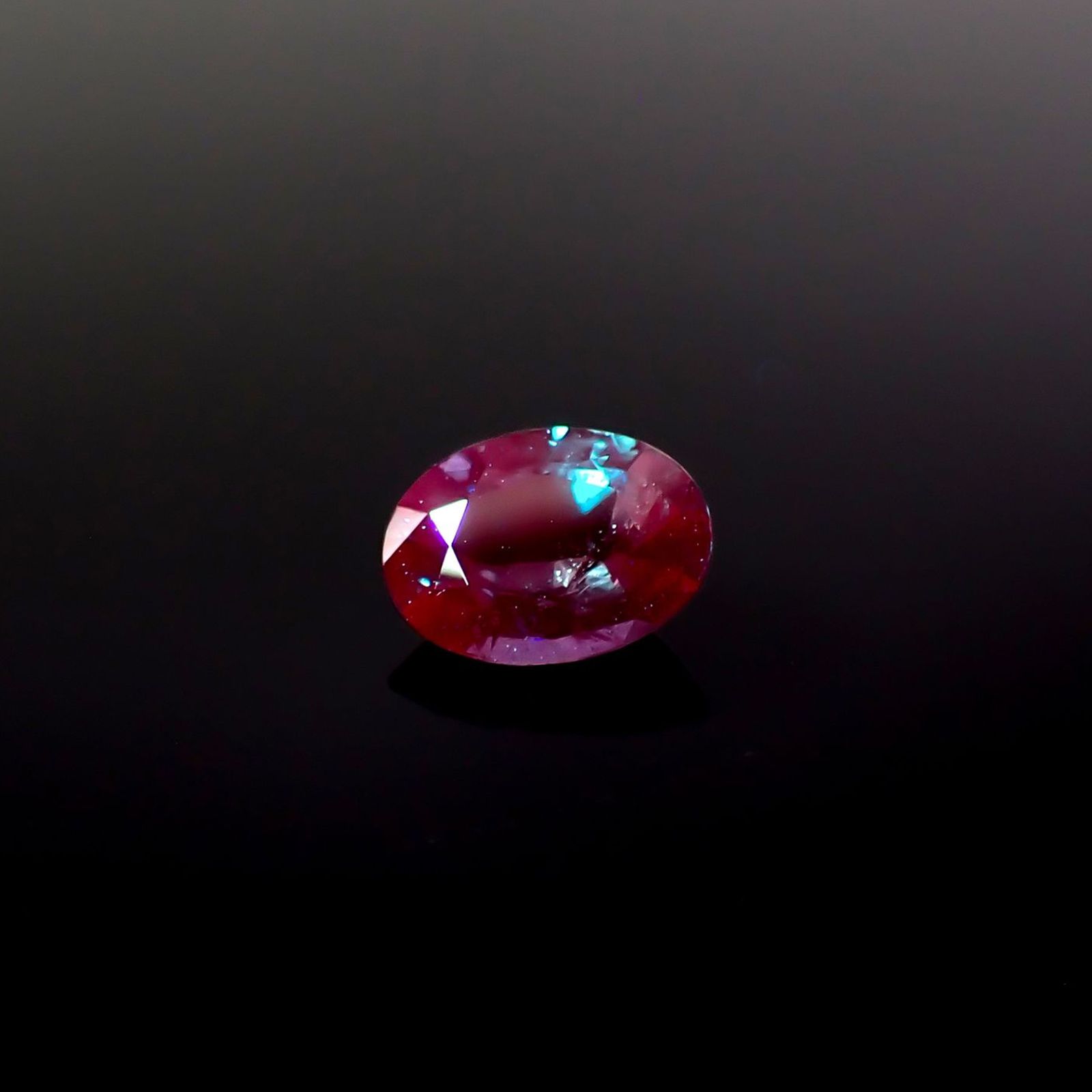 アレキサンドライト(宝石名アレキサンドライト)ブラジル産 GIA鑑付 0.88ct / 7.21x5.31mm前後 [260532227]