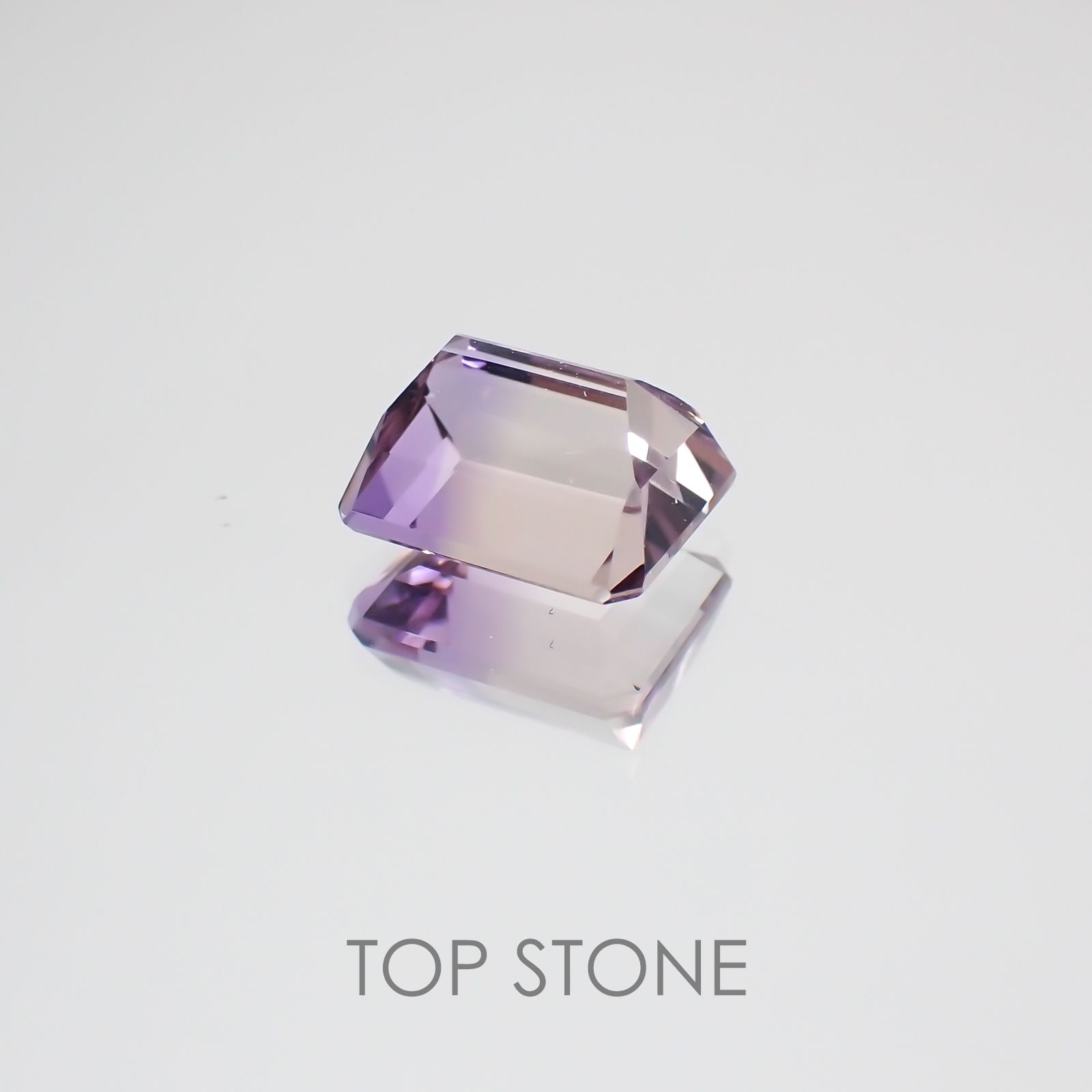 アワーグラスアメジスト(宝石名バイカラー・クォーツ) モロッコ産 2.73ct 識別済[21028590]8.8×7.3mm前後