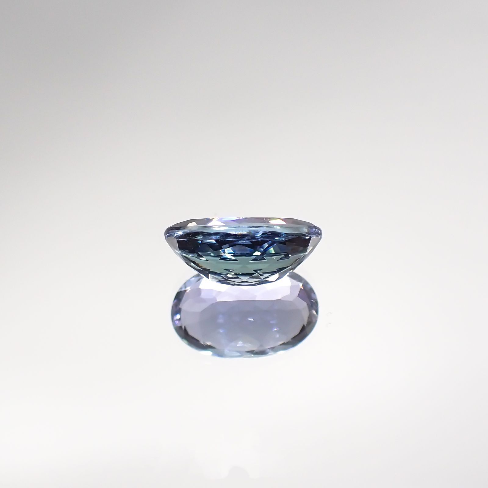 バイカラータンザナイト(宝石名タンザナイト) タンザニア産 1.920ct ソ付(彩珠)[210711831]9.6×6.2mm前後