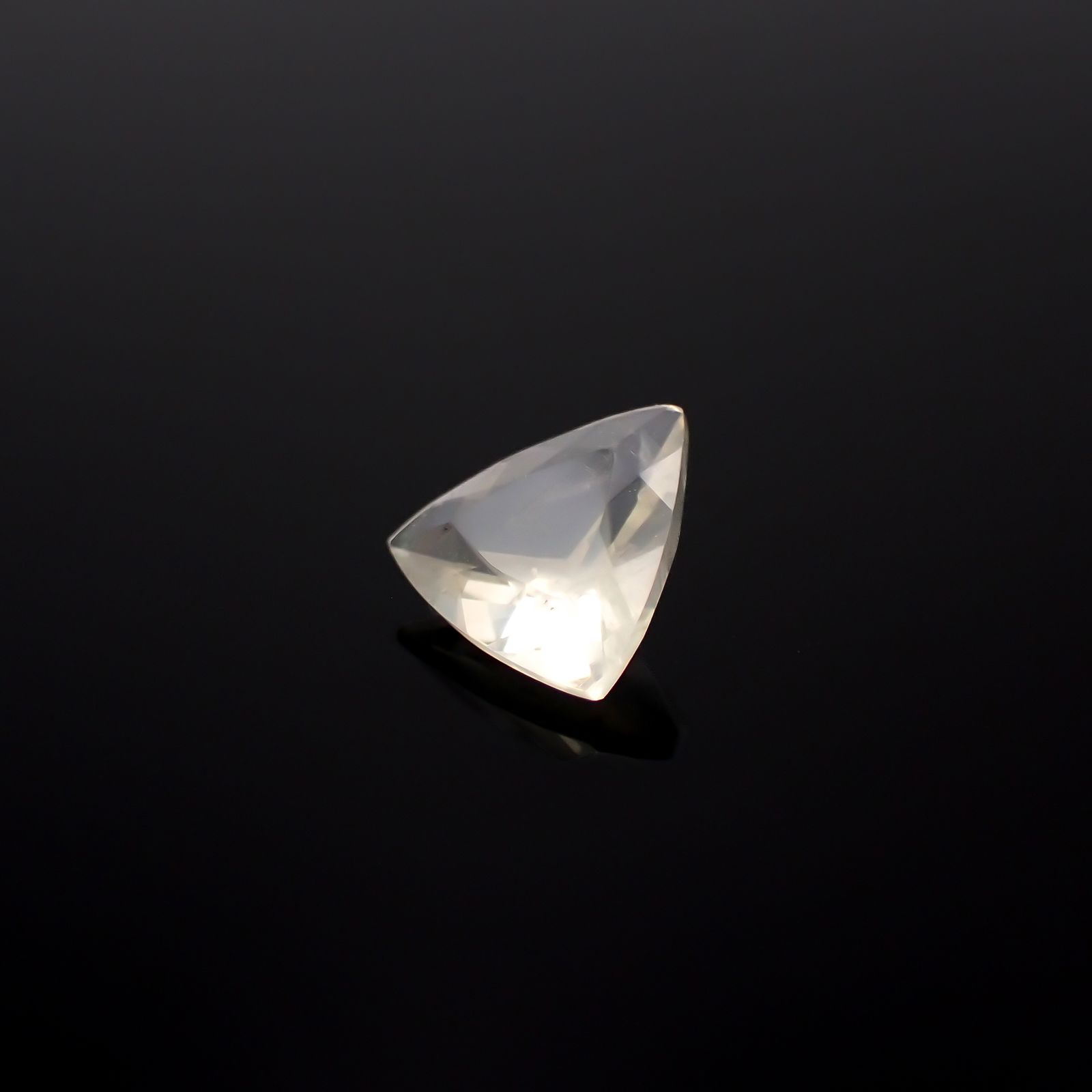 リューサイト(宝石名リューサイト)イタリア産 1.05ct 識別済[231225050]8x8.2mm前後
