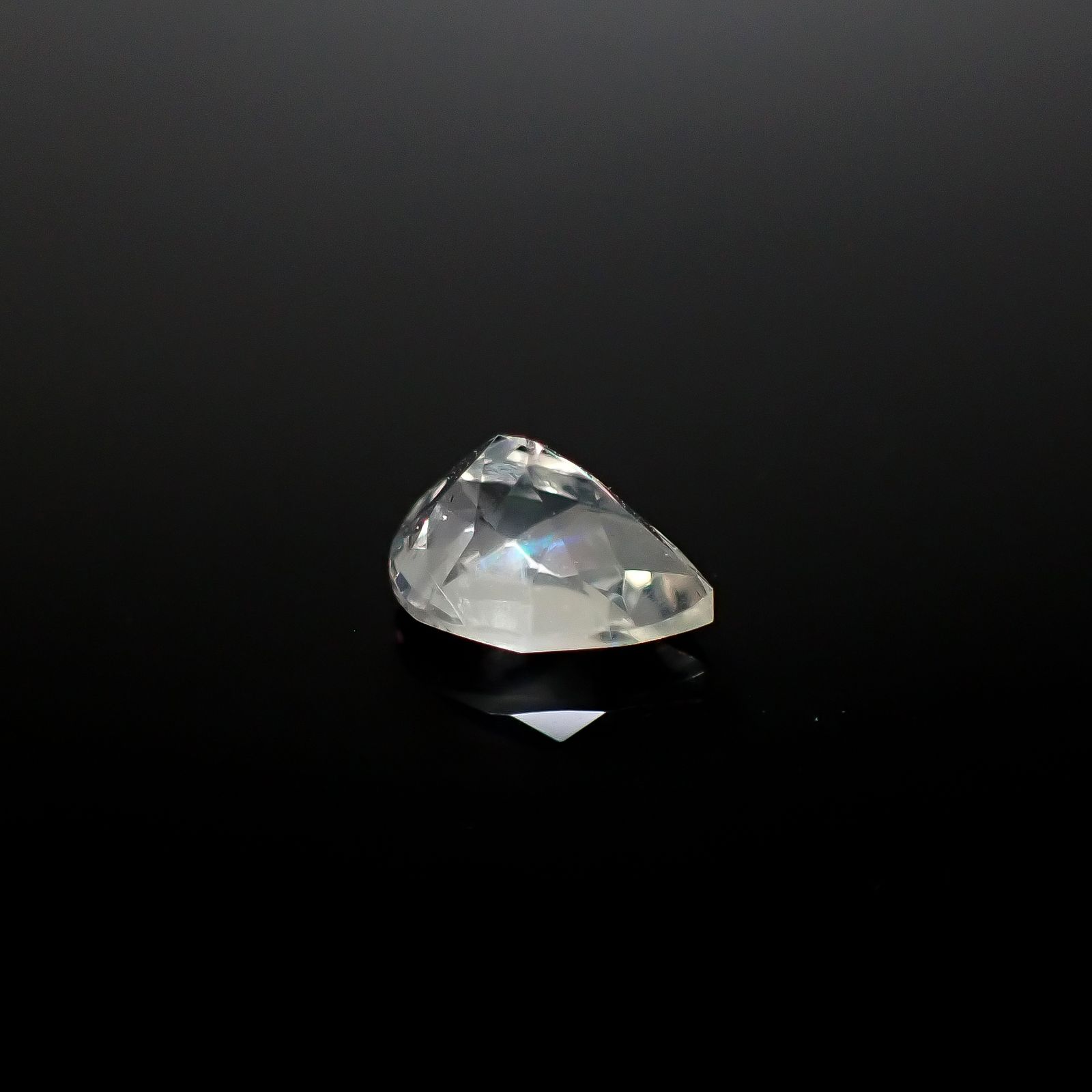 リューサイト 遊色効果あり イタリア産 0.63ct [250730646]6.9x5mm前後