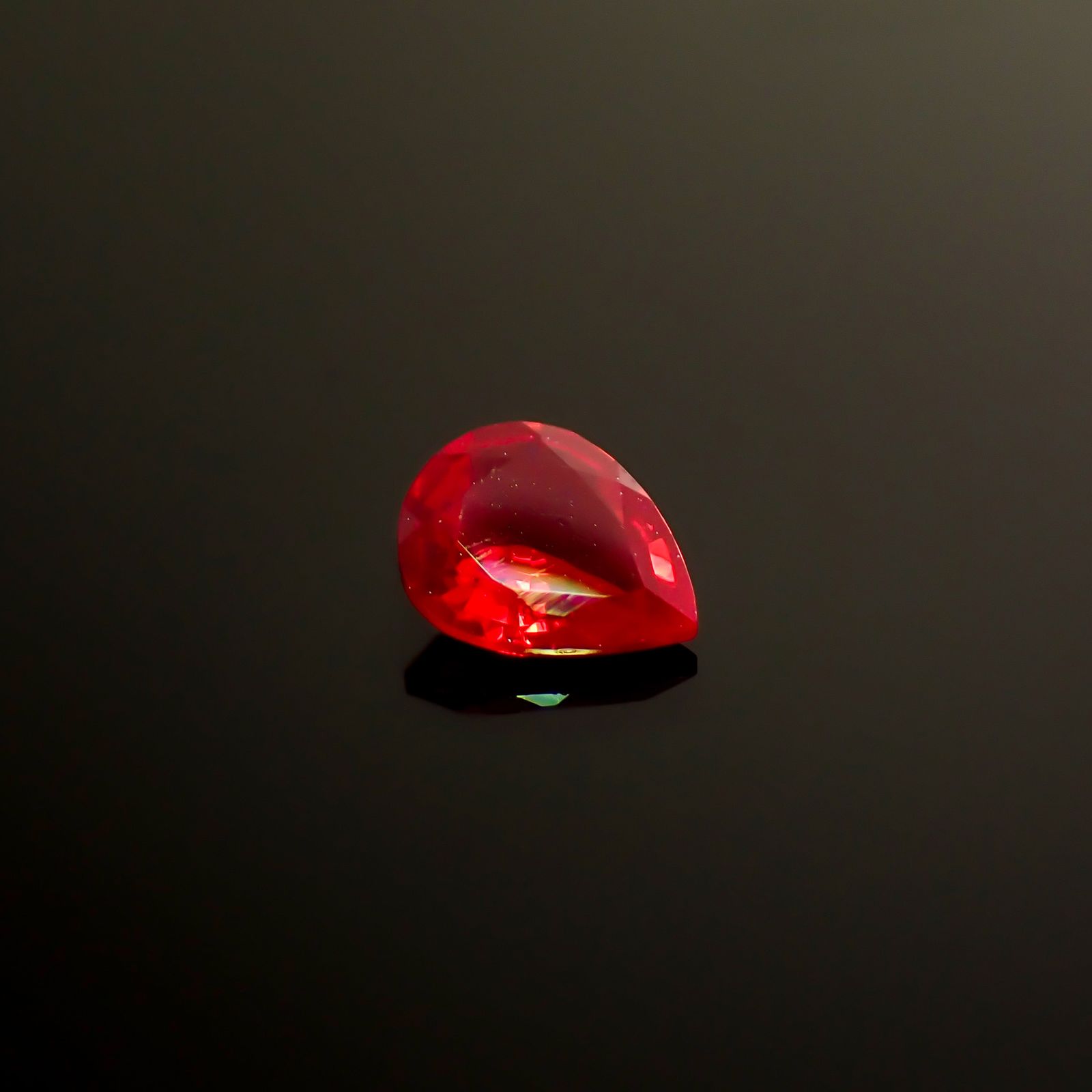 レッドスピネル(宝石名レッド・スピネル)タンザニア産 識別済 0.27ct / 5x3.9mm前後 [260732566]