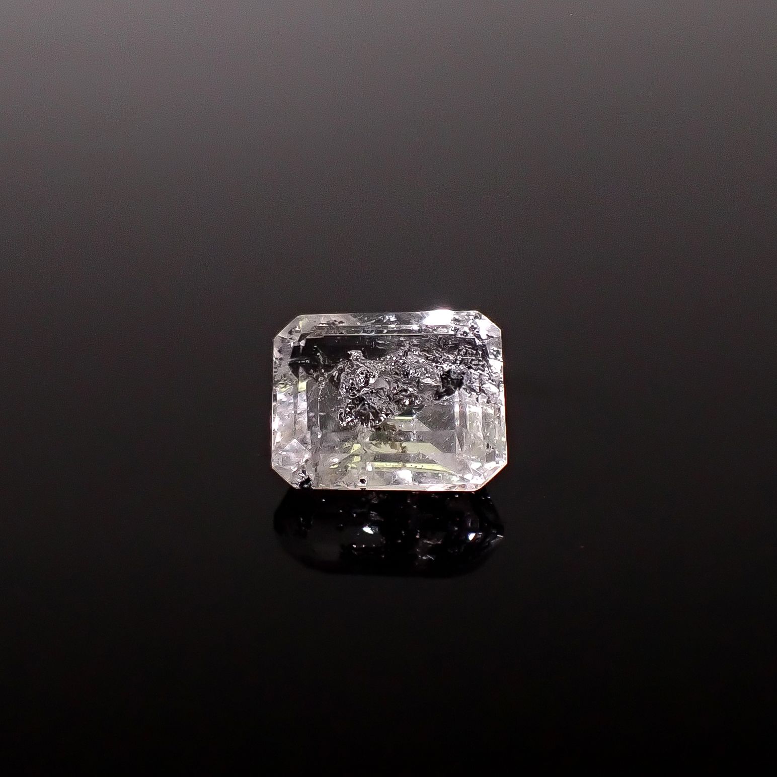 グラファイトインクォーツ ブラジル産 3.26ct / 9.8x7.8mm前後 [260331934]