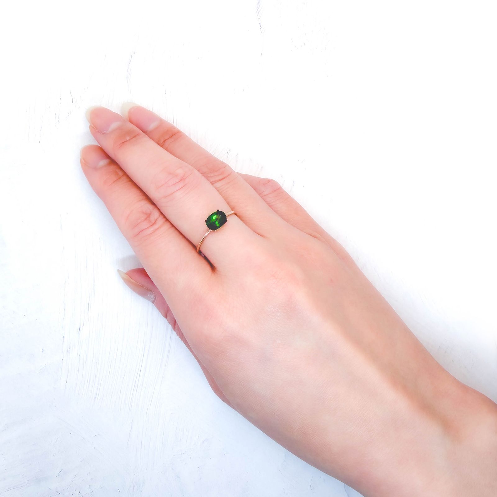 クロムダイオプサイド(宝石名クロム・ダイオプサイド)ロシア産 識別済 0.99ct / 7.1x5.2mm前後 [260432093]