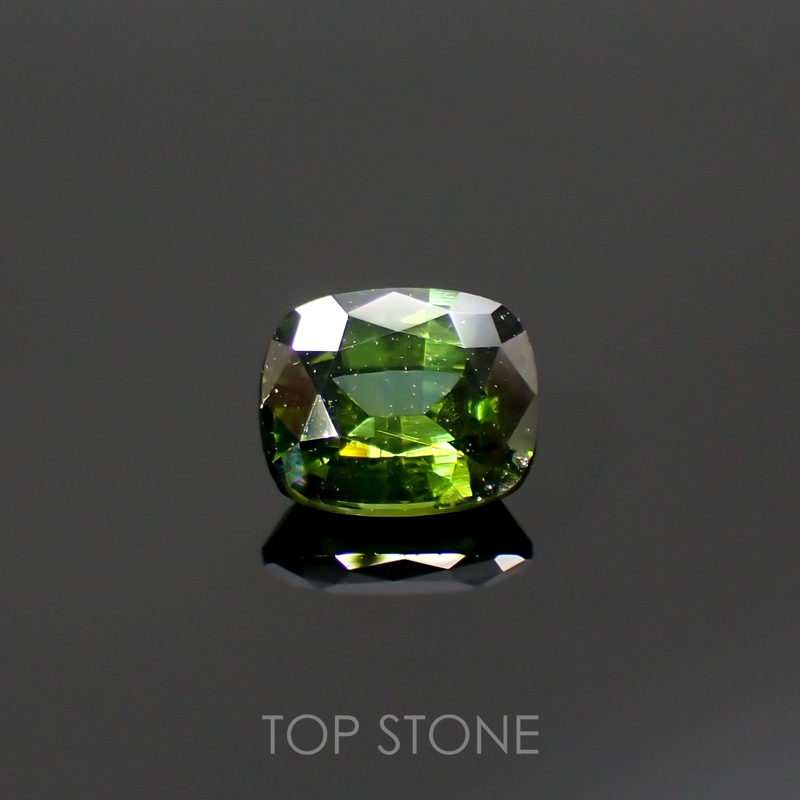 グリーンジルコン(宝石名ジルコン)スリランカ/カンボジア産 0.99ct 識別済[220114896]6.2x5.1mm前後