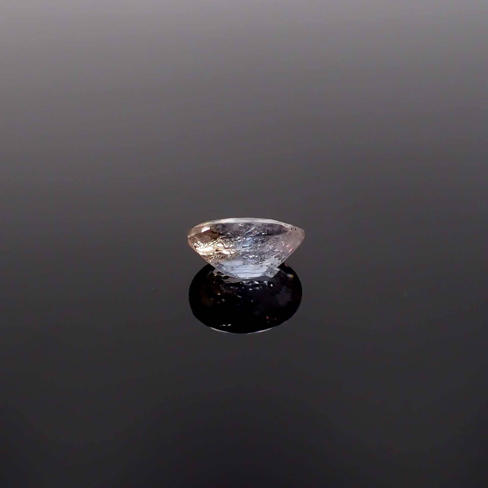 バイカラーマンガンマグネシオアキシナイト(宝石名マンガン/マグネシオ・アキシナイト)タンザニア産 ソ付(日独) 0.552ct / 6.17x4.51mm前後 [260231784]