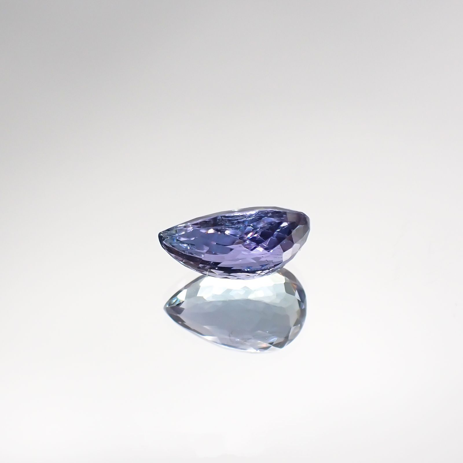 バイカラータンザナイト(宝石名タンザナイト) タンザニア産 1.371ct ソ付(彩珠)[210711815]8.7×5.5mm前後