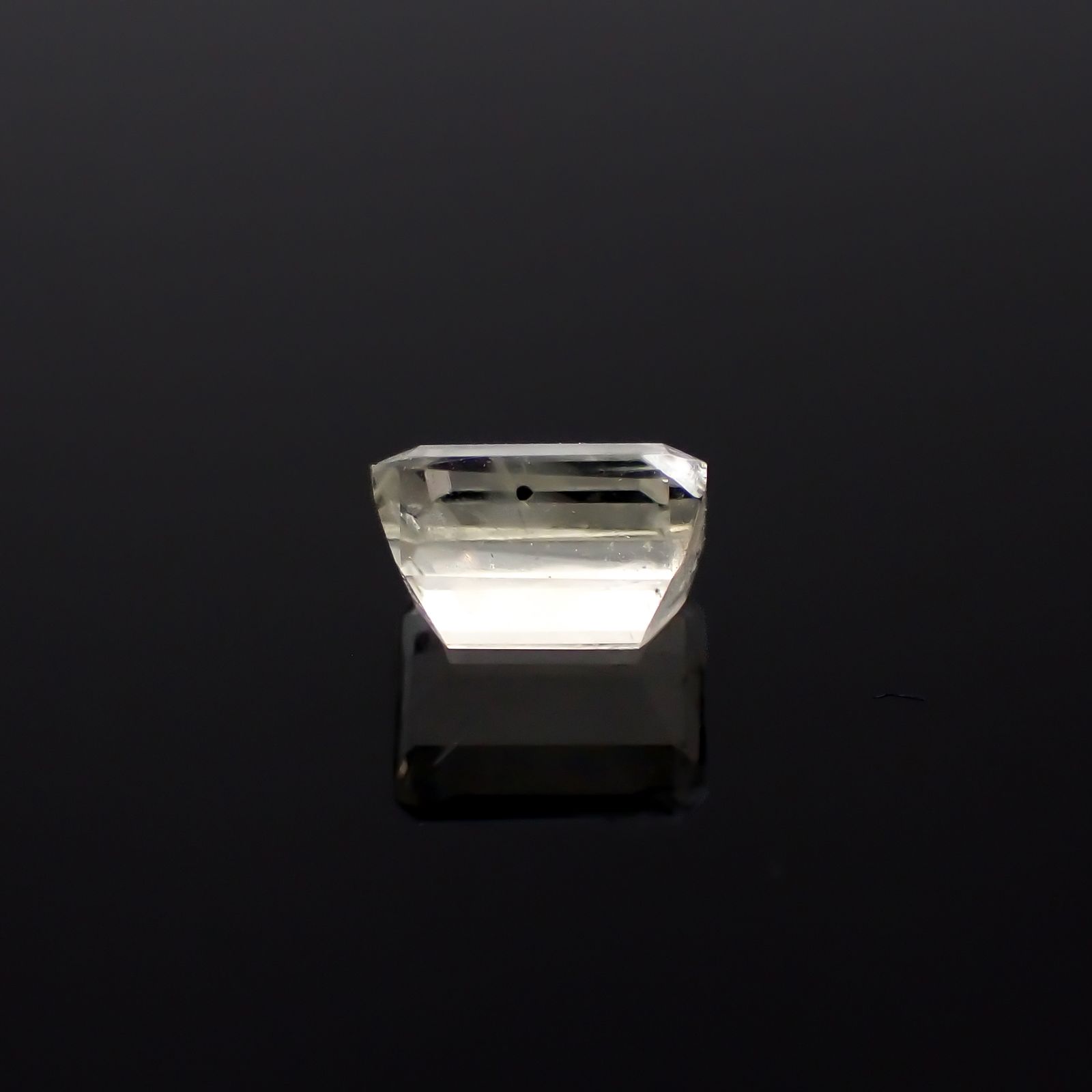 リューサイト(宝石名リューサイト)イタリア産 0.88ct 識別済[231225049]6.3x4.9mm前後