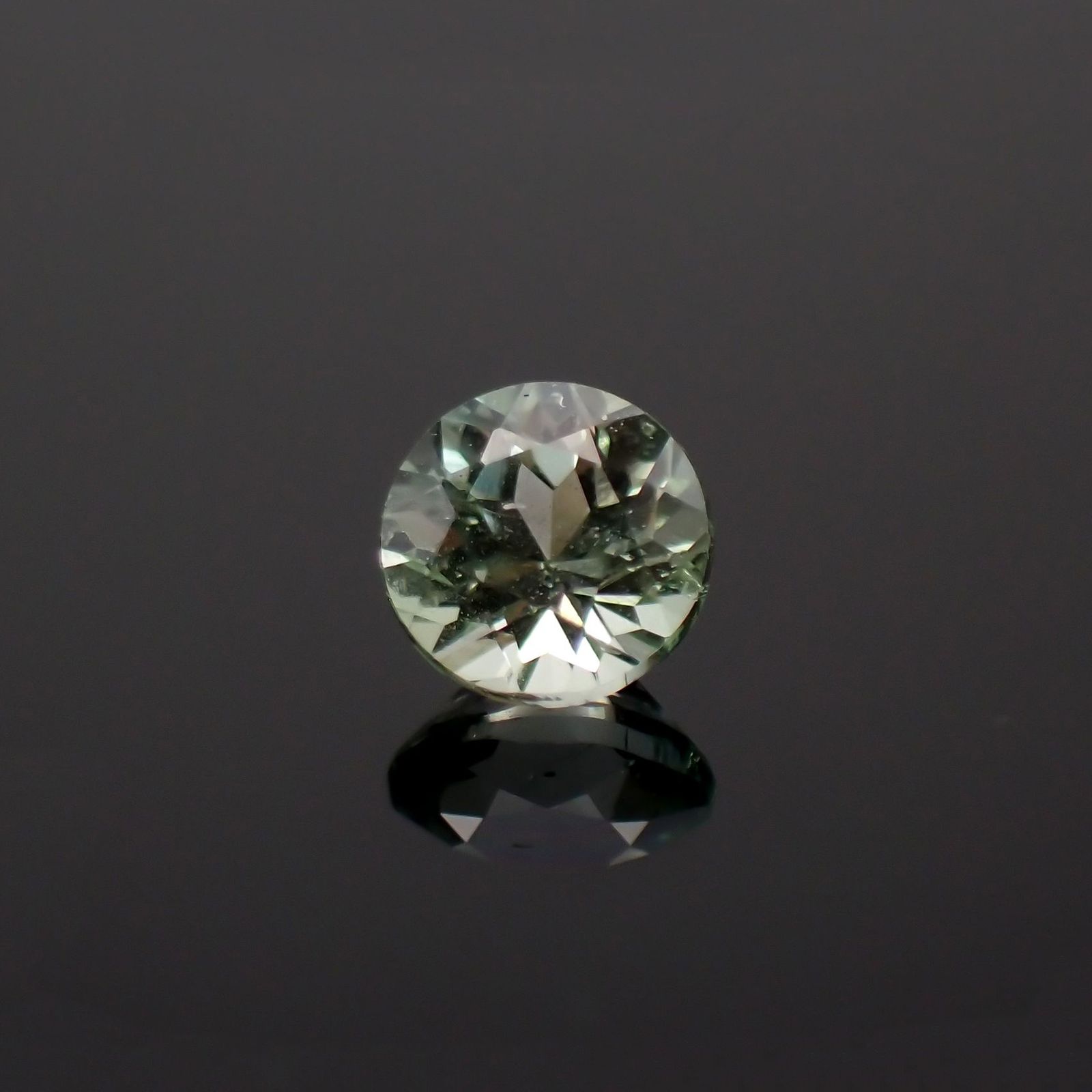 バナジウムコーネルピン(宝石名コーネルピン)タンザニア・タンガ州産 識別済 0.27ct / 3.8x3.8mm前後 [230521911]