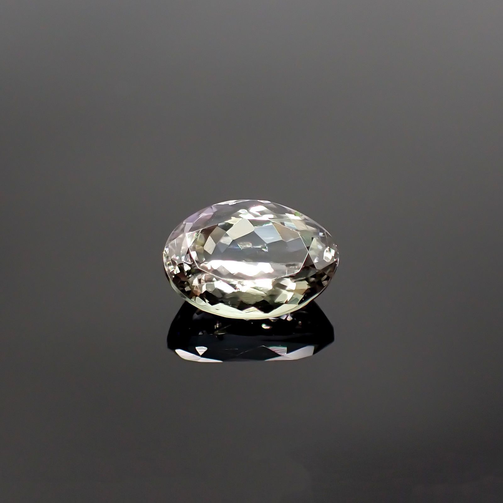 バイカラータンザナイト(宝石名ゾイサイト) タンザニア産 ソ付(彩珠) 1.908ct / 8.7x6.4mm前後 [210711824]