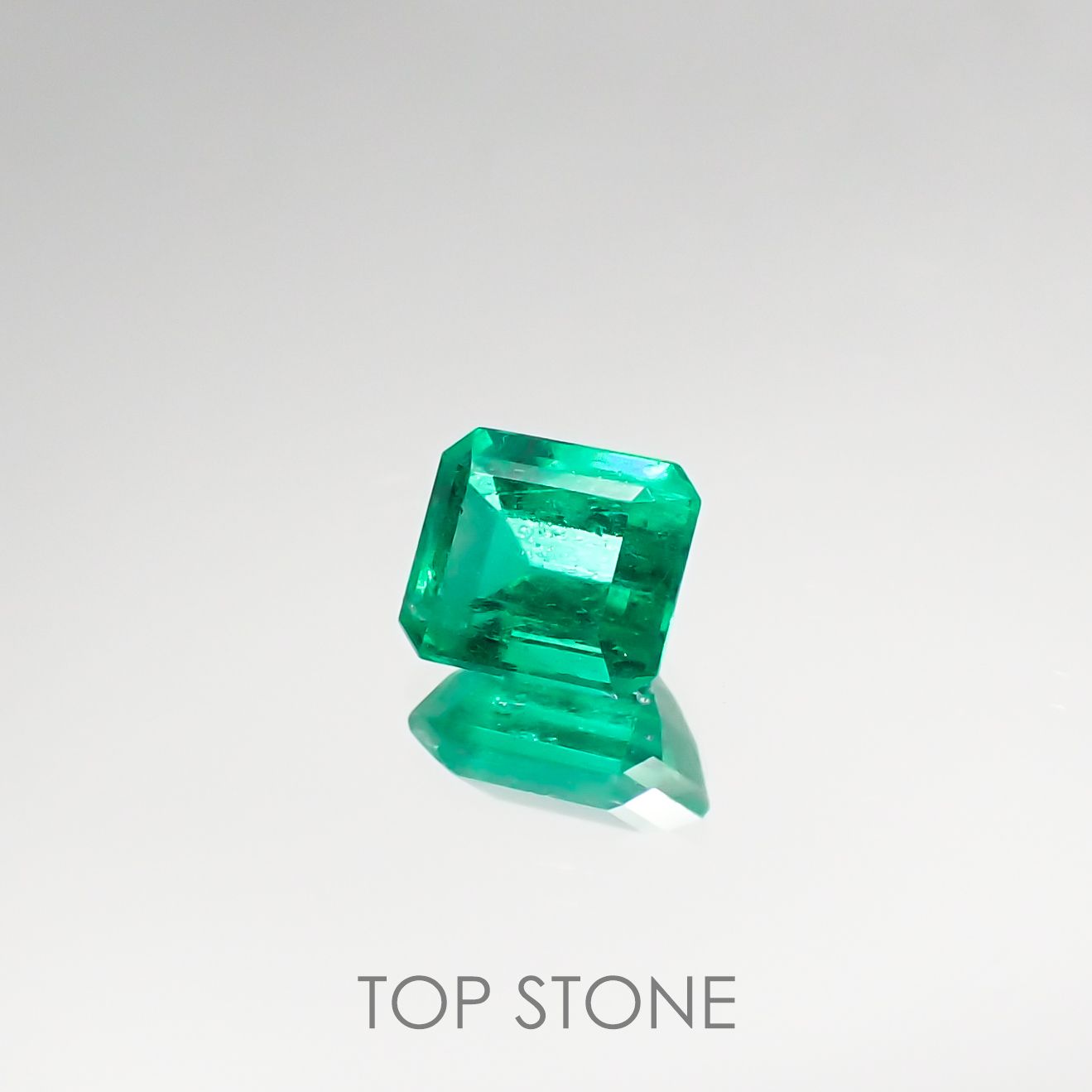 エメラルド コロンビア産 ルース 0.59ct[210711686]5.4×4.6mm前後