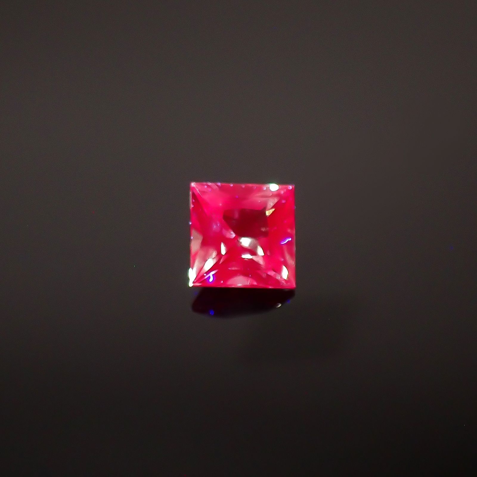 ◇プリンセスカット◇アレキサンドライト ブラジル産/EmeraldMains社製 0.083ct[240527593]2.4x2.4mm前後