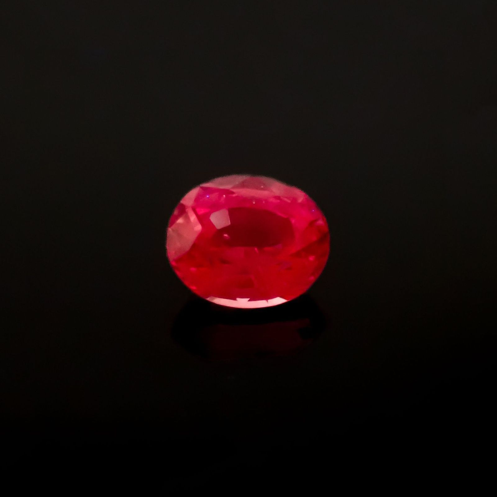 ホットピンクスピネル(宝石名ピンク・スピネル)タンザニア産 識別済 0.52ct / 5.1x4.2mm前後 [220817352]