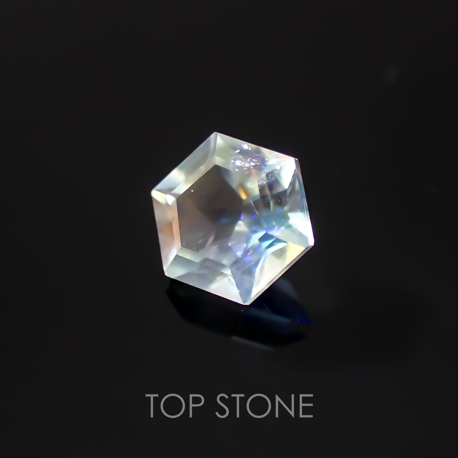 ◇ヘキサゴンカット◇レインボームーンストーンSA(宝石名アンデシン・ラブラドライト) インド・タミルナードゥ産 0.28ct 識別済[21059516]4×4mm前後