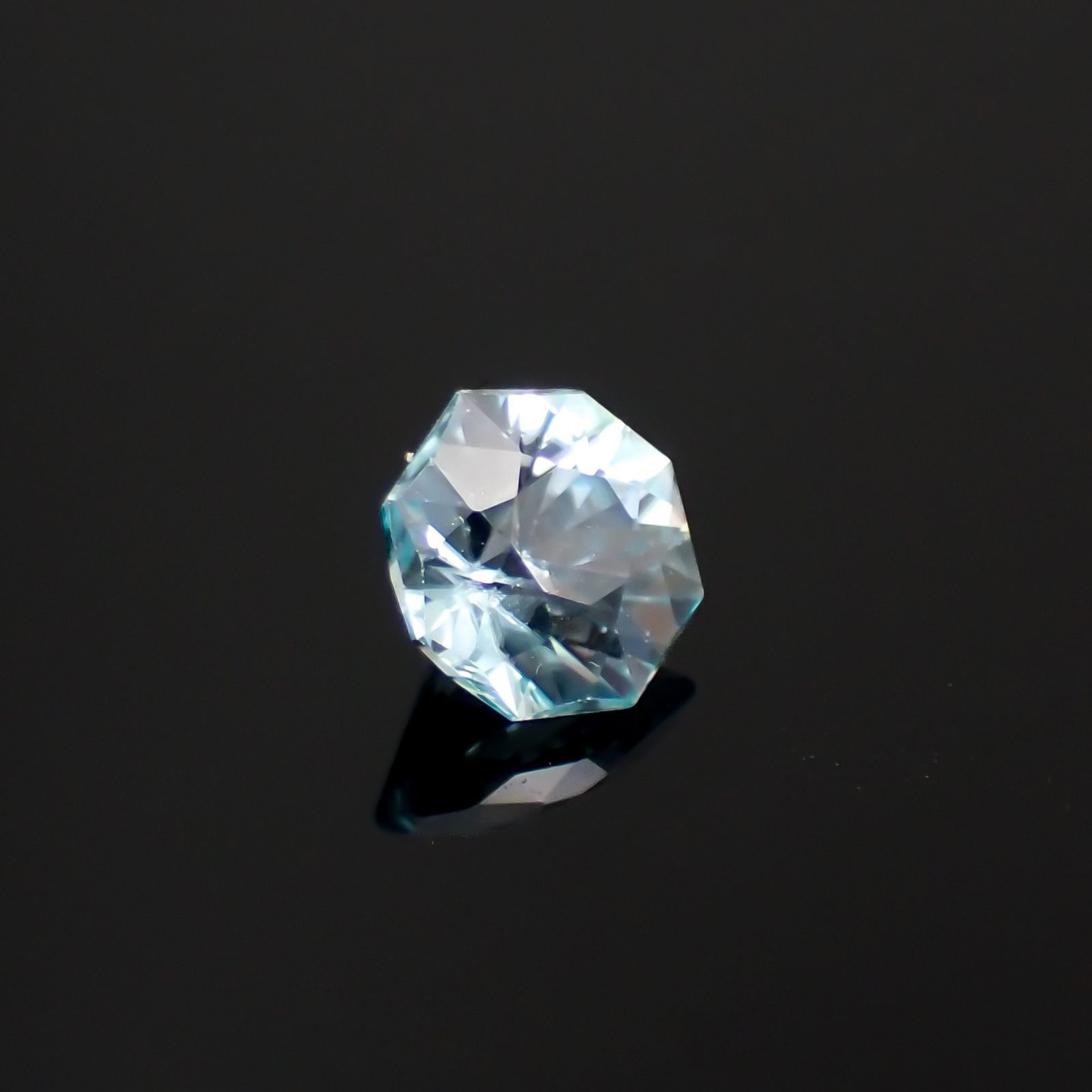 ◇オクタゴンカット◇アイスブルージルコン(宝石名ジルコン)カンボジア産 0.72ct 識別済[230320859]4.8x4.7mm前後