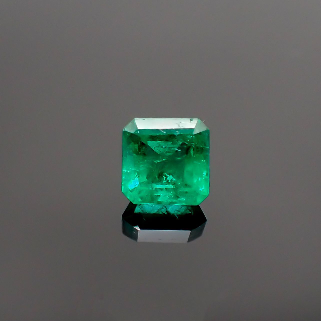 エメラルド(宝石名エメラルド) コロンビア産 0.714ct ソ付(彩珠)[210711709]5.3×5.2mm前後