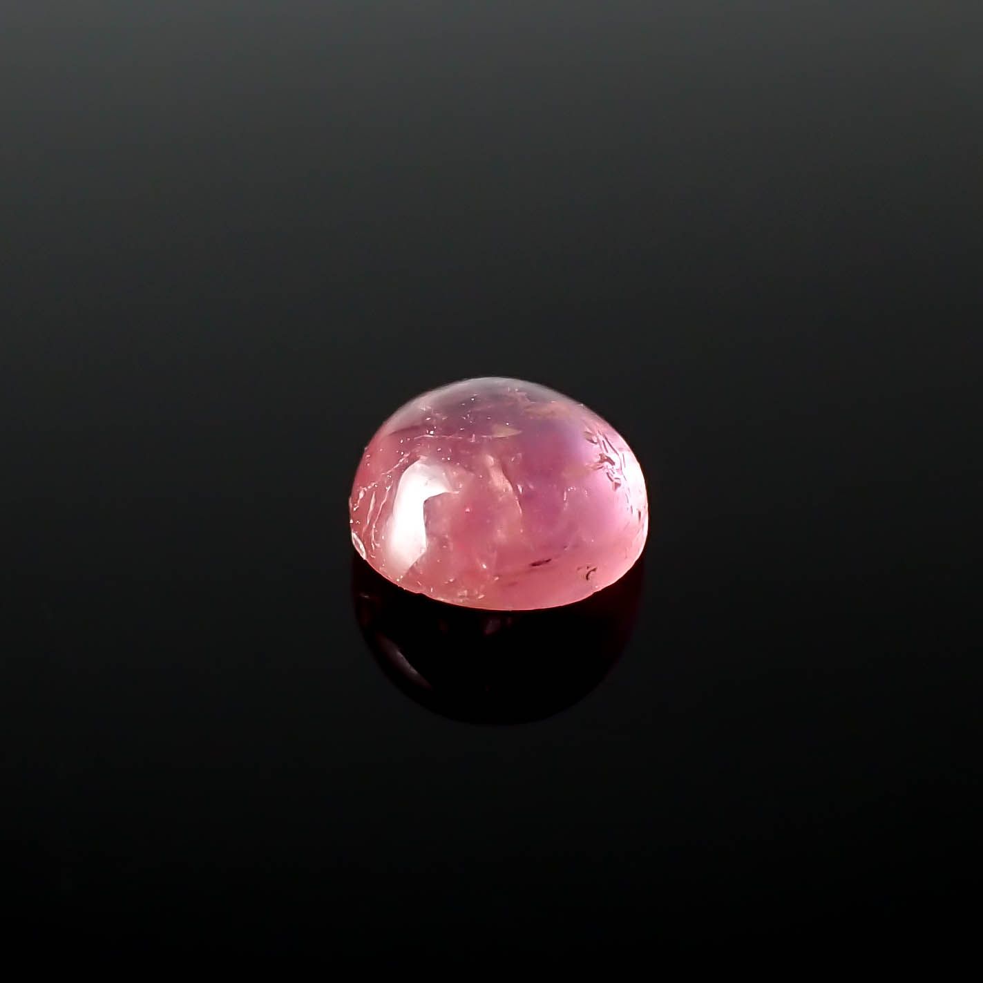 ペツォッタイトキャッツアイ（ラズベリル）(宝石名ペツォッタイト・キャッツアイ)マダガスカル産 0.463ct ソ付(彩珠)[240125876]4.7x4.5mm前後