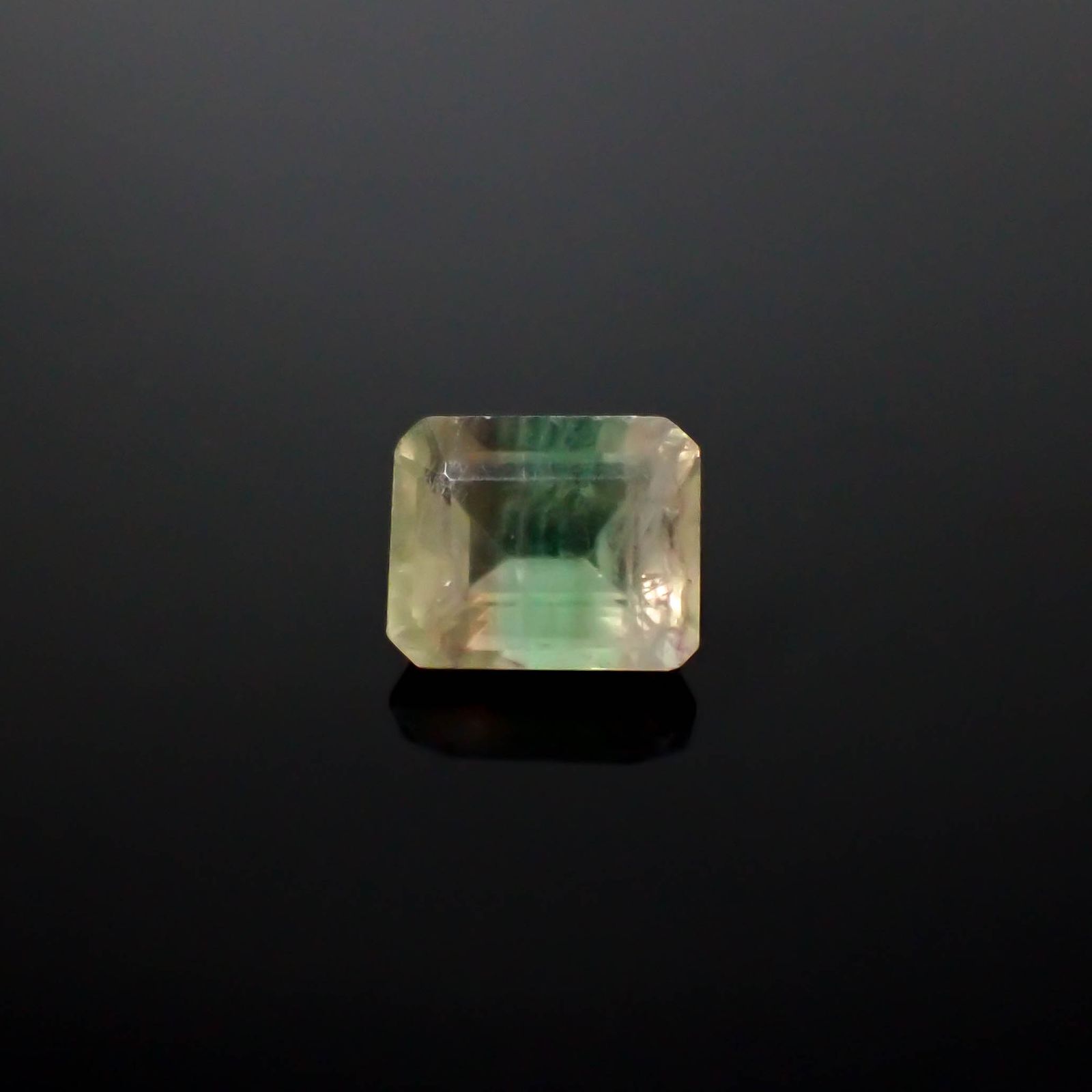 バイカラーフローライト フルオレッセンス ブラジル産 3.87ct [250430251]9.8x8mm前後