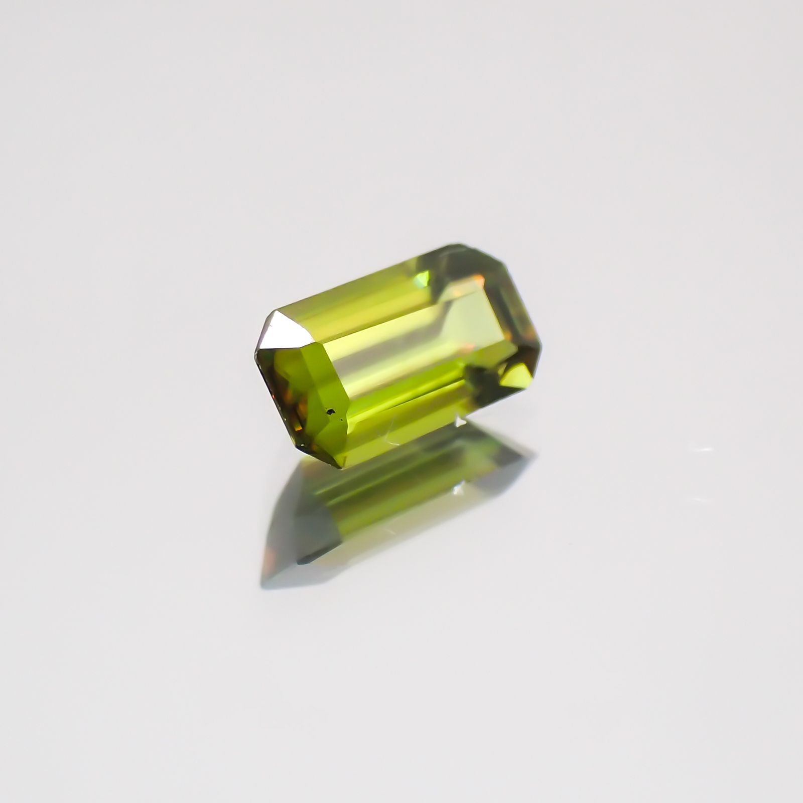 スフェーン(宝石名スフェーン) パキスタン産 0.26ct 識別済[21059443]5.2×2.8mm前後