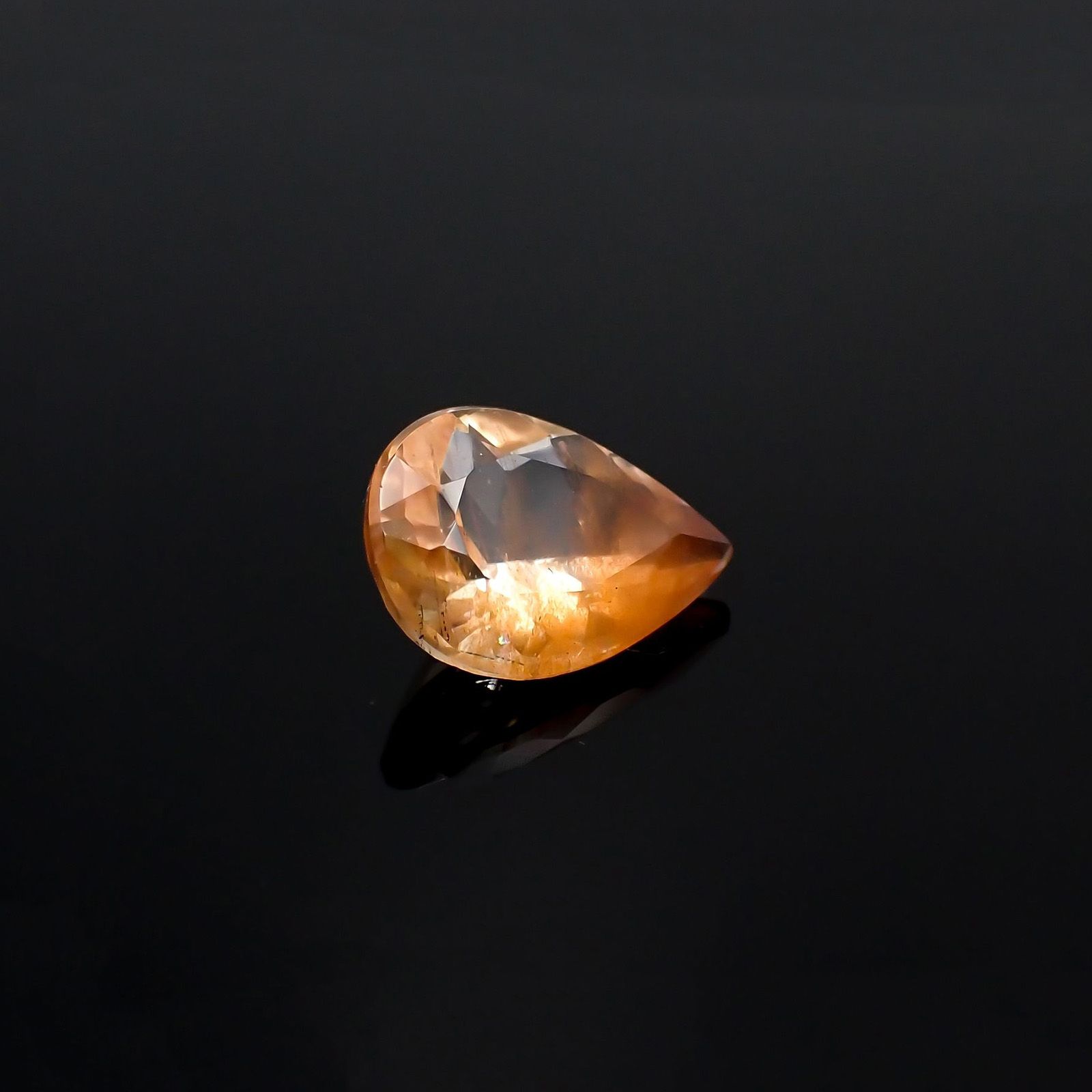 サンストーンスキャポライト(宝石名シーン・スキャポライト)タンザニア産 識別済 1.13ct / 9.1x6.6mm前後 [221219271]