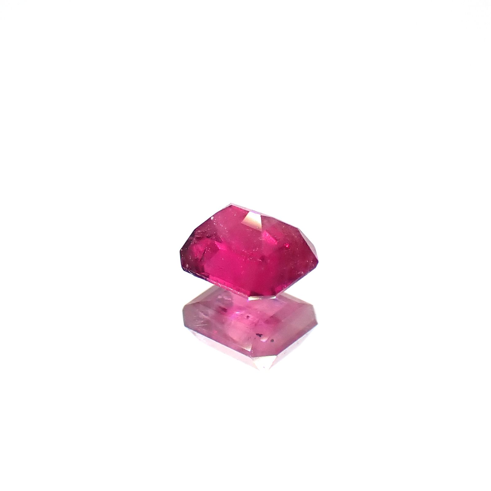 レッドベリル/ピンクベリル アメリカ・ユタ州産 0.12ct [250530376]3.3x2.8mm前後