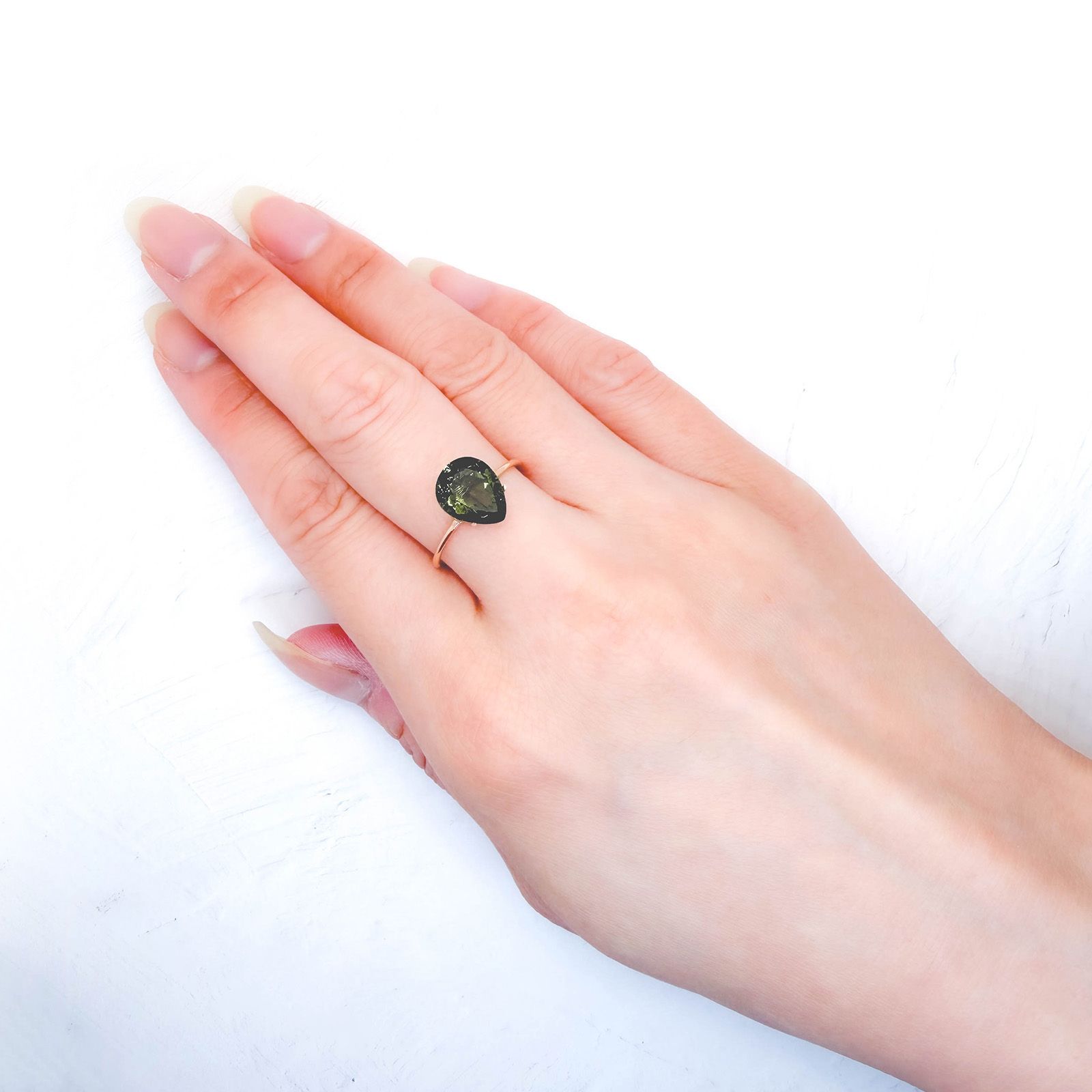モルダバイト 発見地：旧チェコスロバキア 2.05ct / 10.1x8.1mm前後 [260832684]