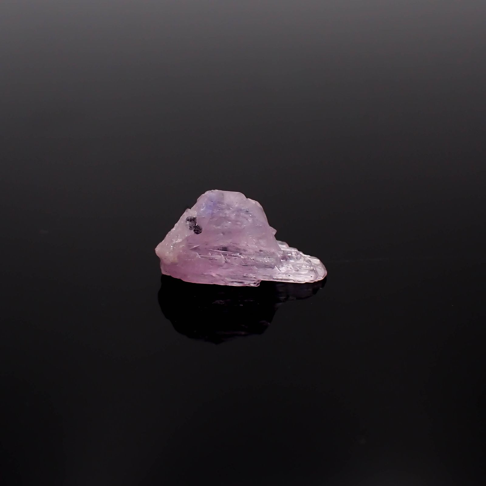ピンクゾイサイト 原石 タンザニア産 2.44ct[231225001]12.9x6.5mm前後