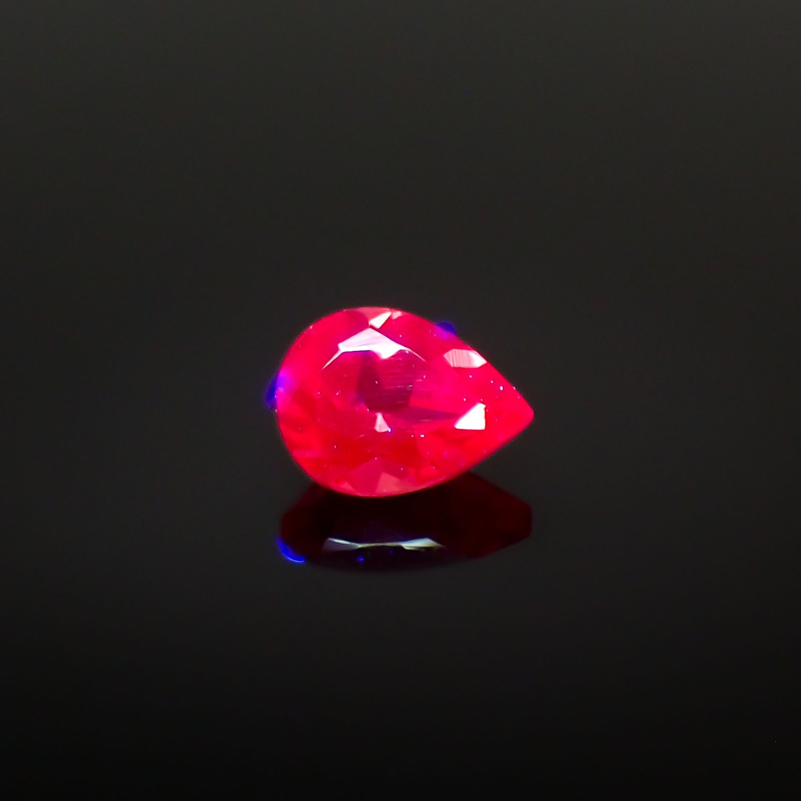 レッドスピネル(宝石名スピネル)タンザニア産 0.21ct 識別済[230522103]4.2x3.1mm前後