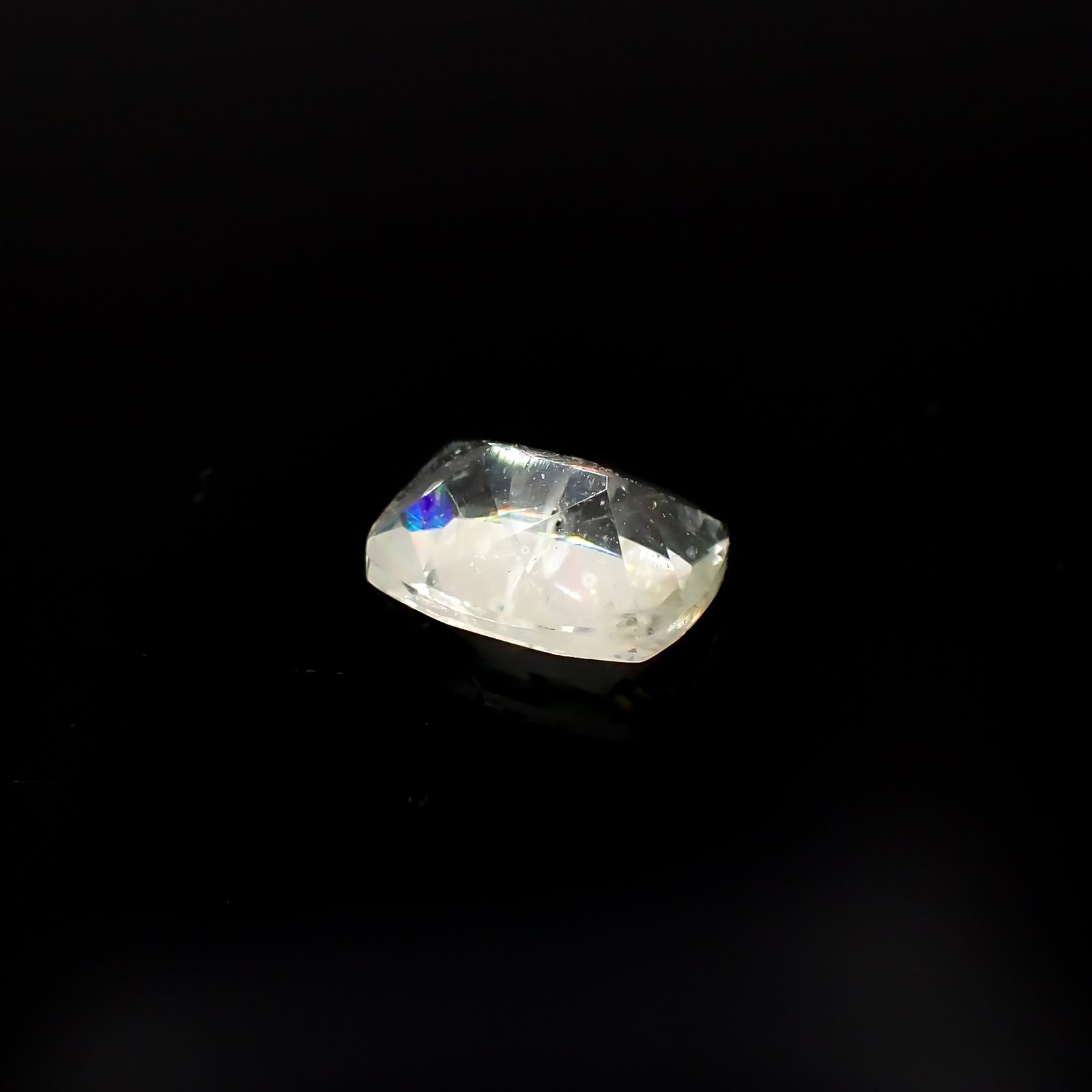 リューサイト 遊色効果あり(宝石名リューサイト)イタリア産 0.61ct 識別済[231225044]6.6x4.9mm前後