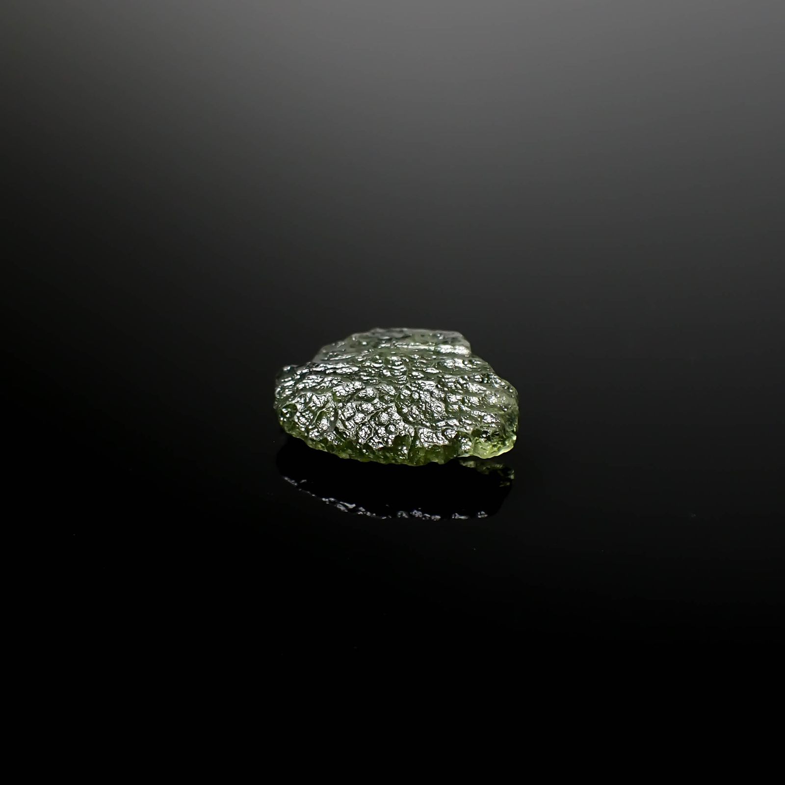 モルダバイト 原石 発見地：旧チェコスロバキア 3.97ct [241029297]15.2x11.5mm前後