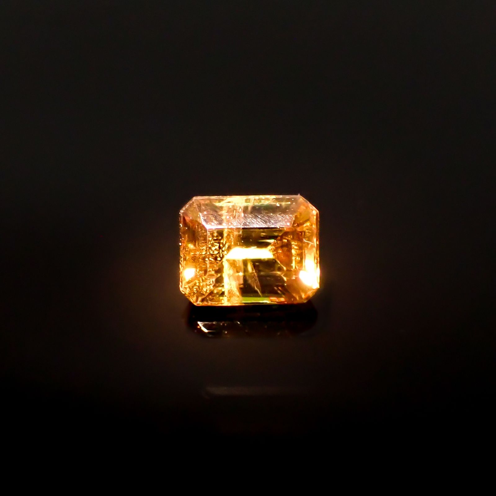 カラーチェンジスフェーン(宝石名スフェーン / カラーチェンジ・タイプ)パキスタン産 0.82ct 識別済[240627957]5.9x4.6mm前後