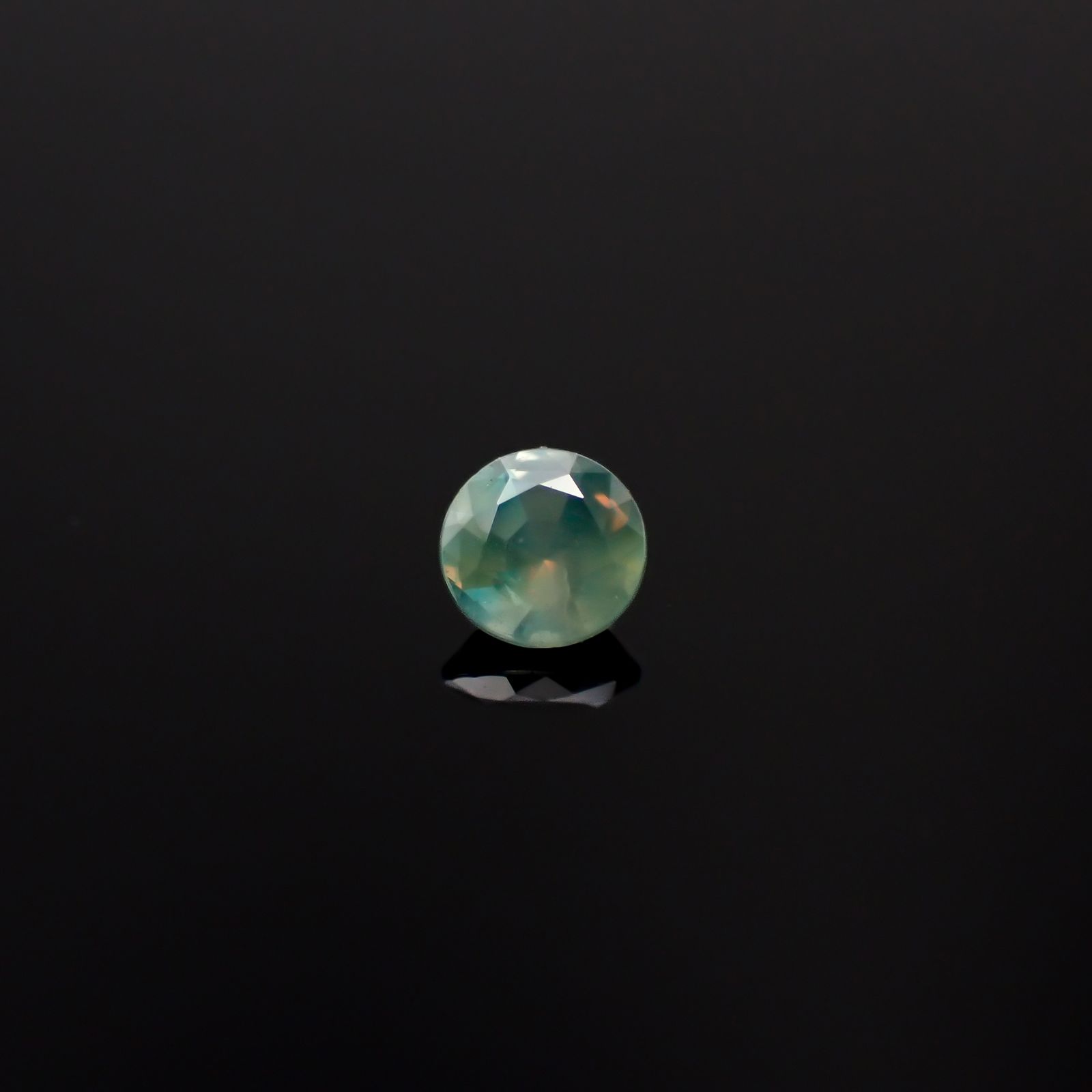 アレキサンドライトキャッツアイ ブラジル・ミナスジェライス州ヘマチタ鉱山産 0.16ct[240527432]3.3x3.3mm前後
