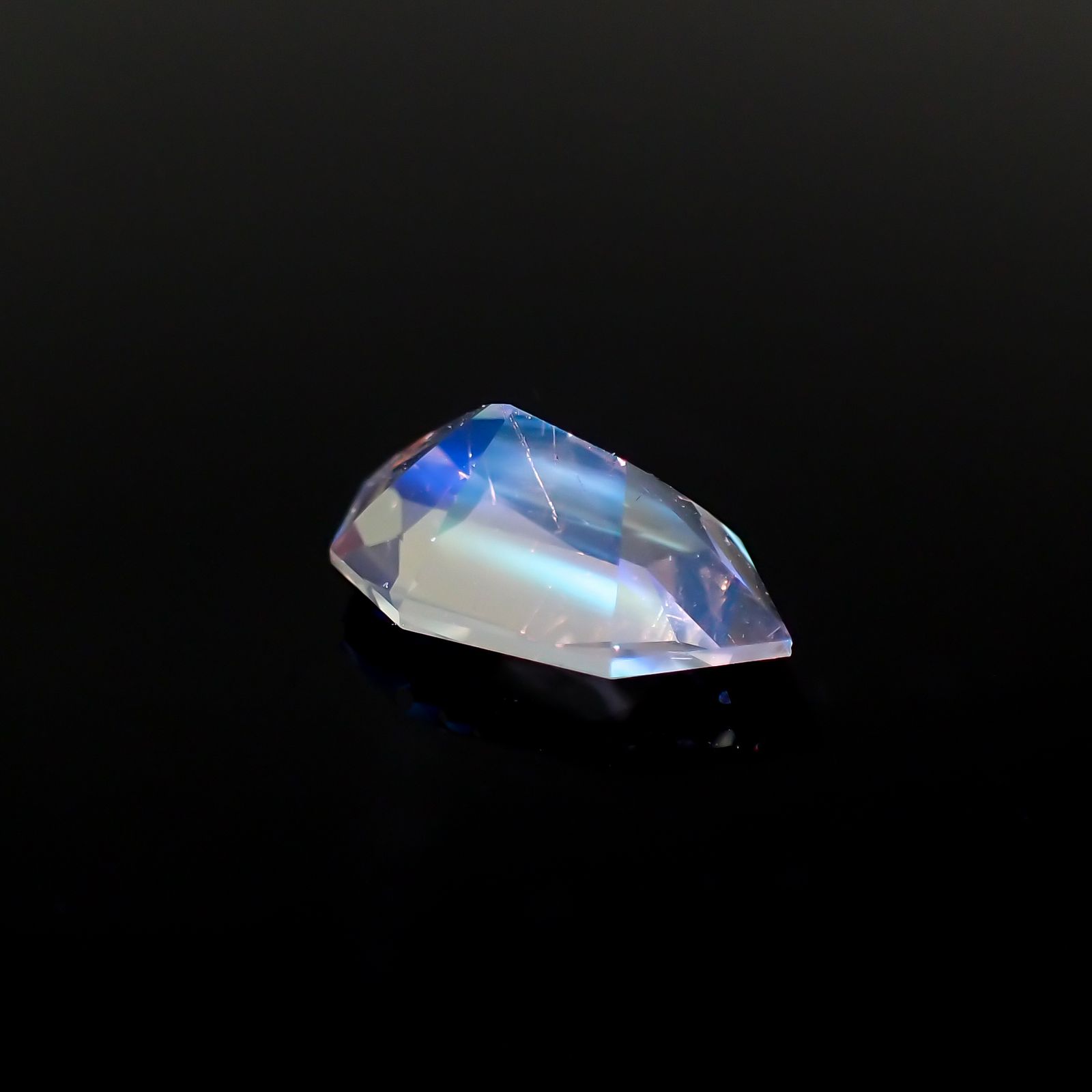 ◇カスタムカット◇レインボームーンストーン マダガスカル産 1.85ct[230923432]11.3x7.4mm前後