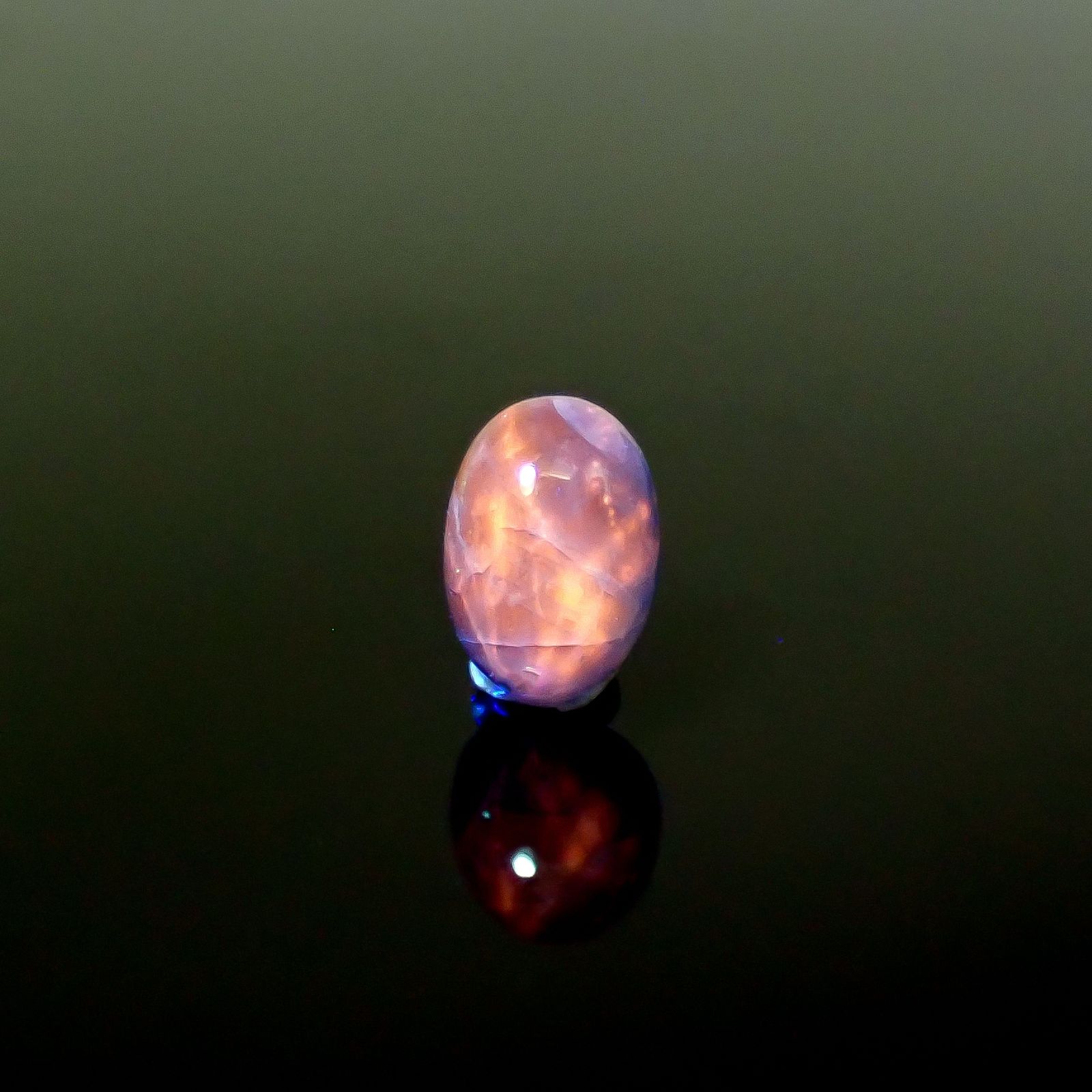 アウイナイト フルオレッセンス アフガニスタン産 0.71ct / 6.9x4.8mm前後 [260131505]