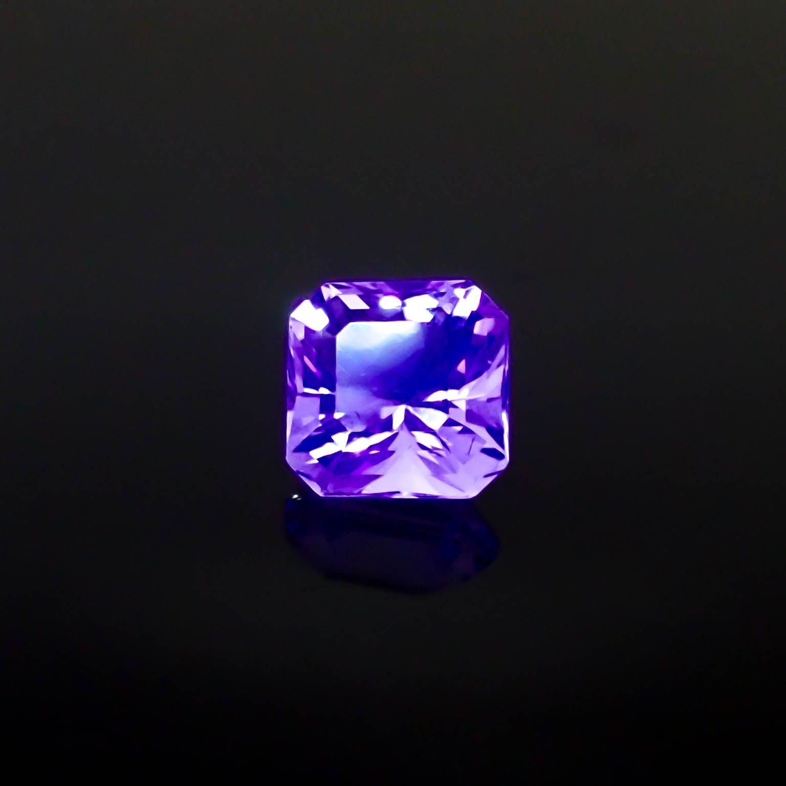 カラーレスフローライト フルオレッセンス イギリス産 2.42ct [250430158]7.4x7.4mm前後