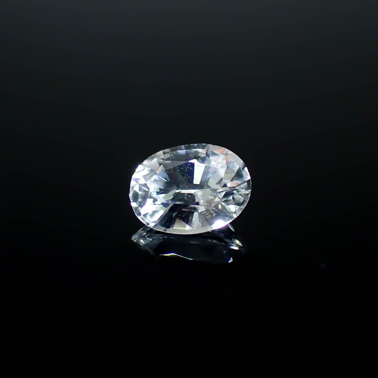 カラーレスサファイア スリランカ産 0.42ct [250830972]5.1x3.9mm前後