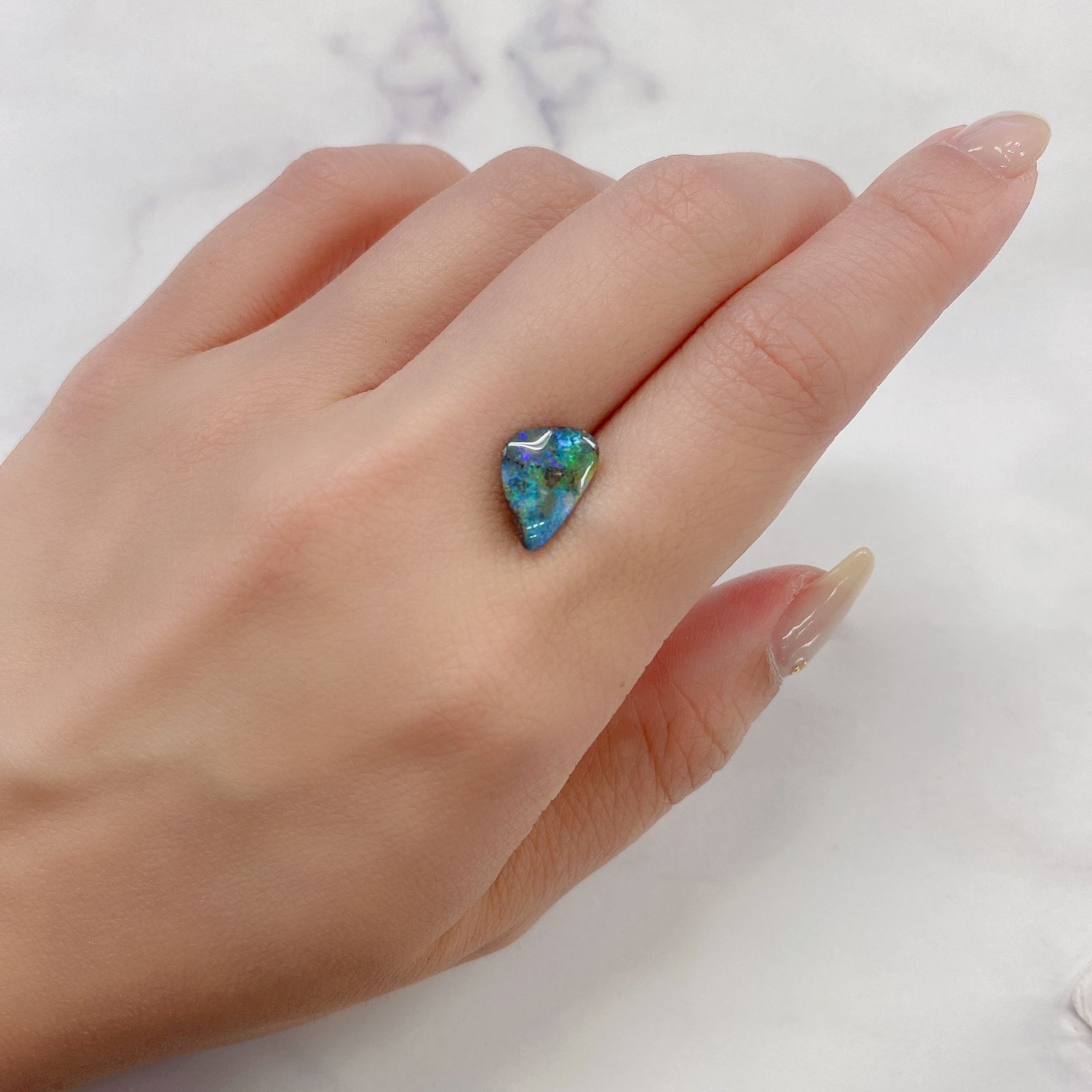 ボルダーオパール 原石磨き(宝石名ボルダー・オパール) オーストラリア産 1.964ct ソ付(彩珠)[210611310]12.2×8.3mm前後