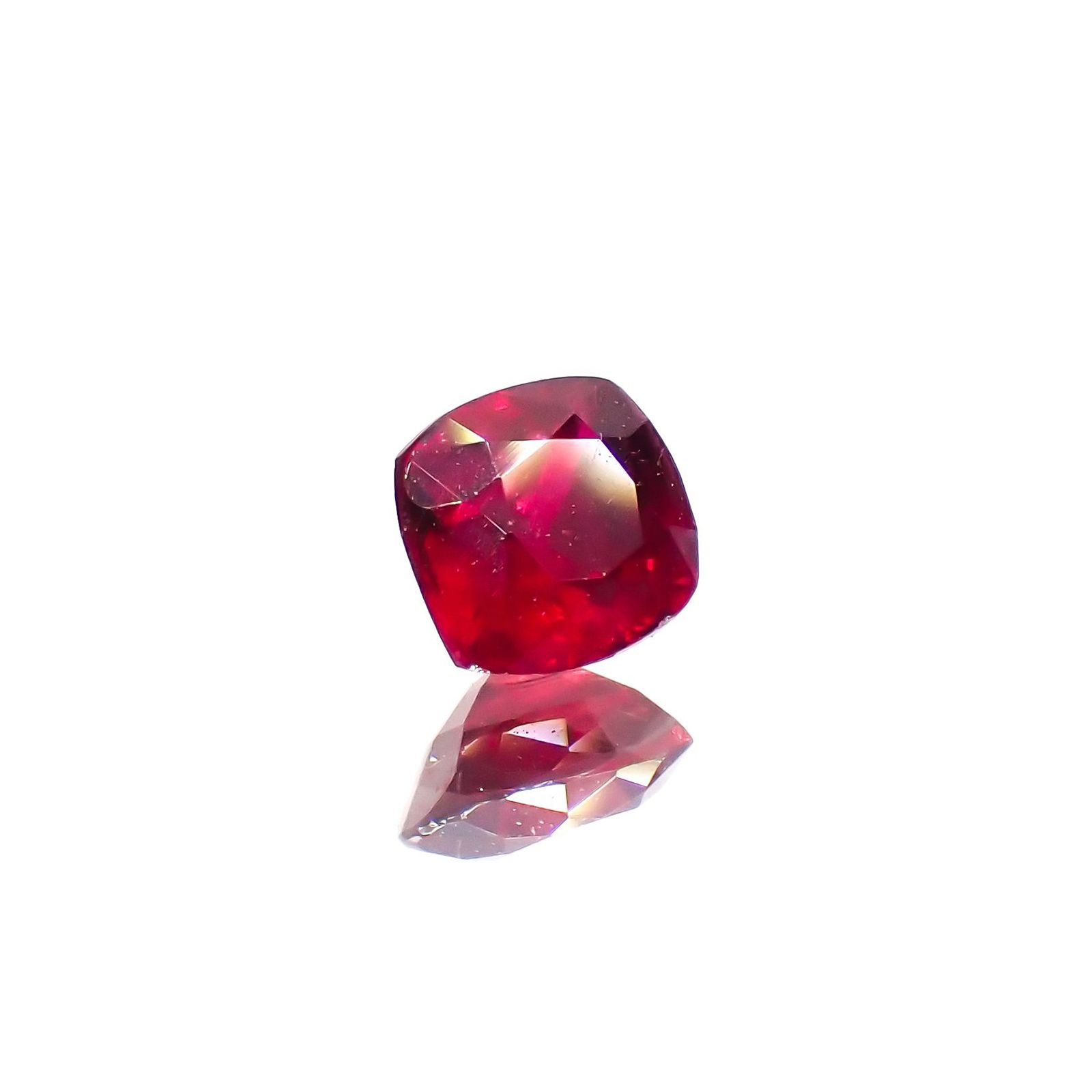 ルビー 非加熱 マダガスカル産 0.28ct / 3.7x3.5mm前後 [230622342]