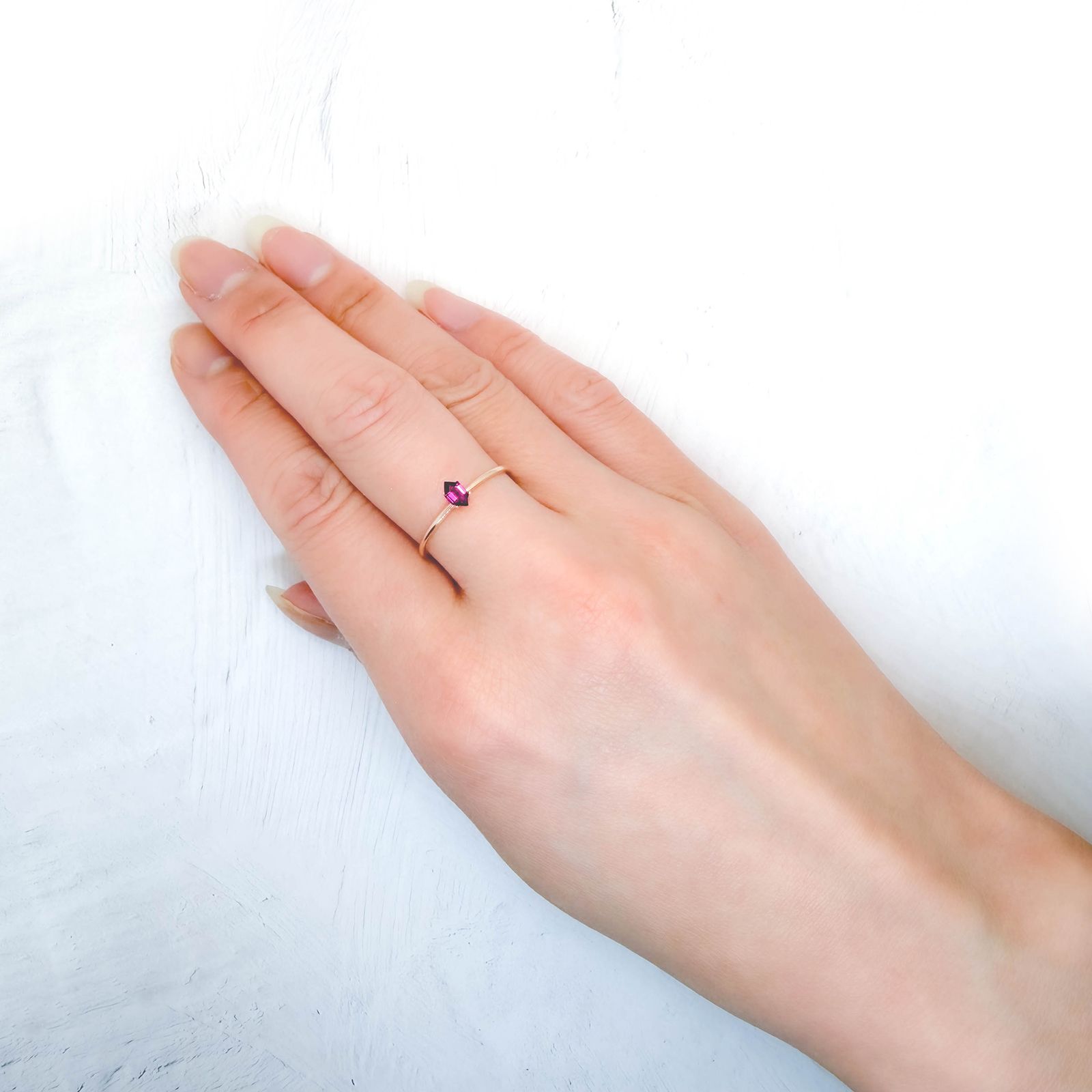 ◇カスタムカット◇ウィンザーサファイア タンザニア・ウィンザー産 0.18ct / 4.8x2.9mm前後 [260532136]