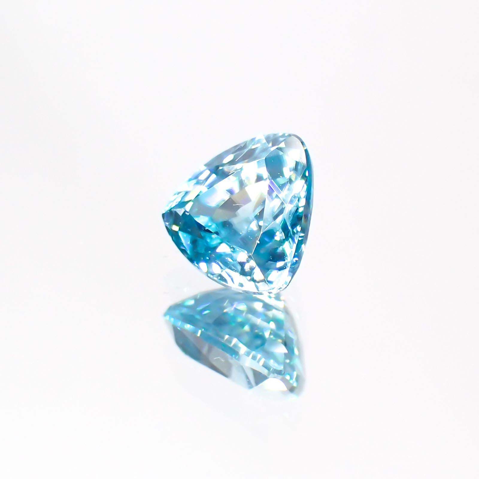 ブルージルコン(宝石名ジルコン) カンボジア産 1.24ct 識別済[211013446]6×5.9mm前後