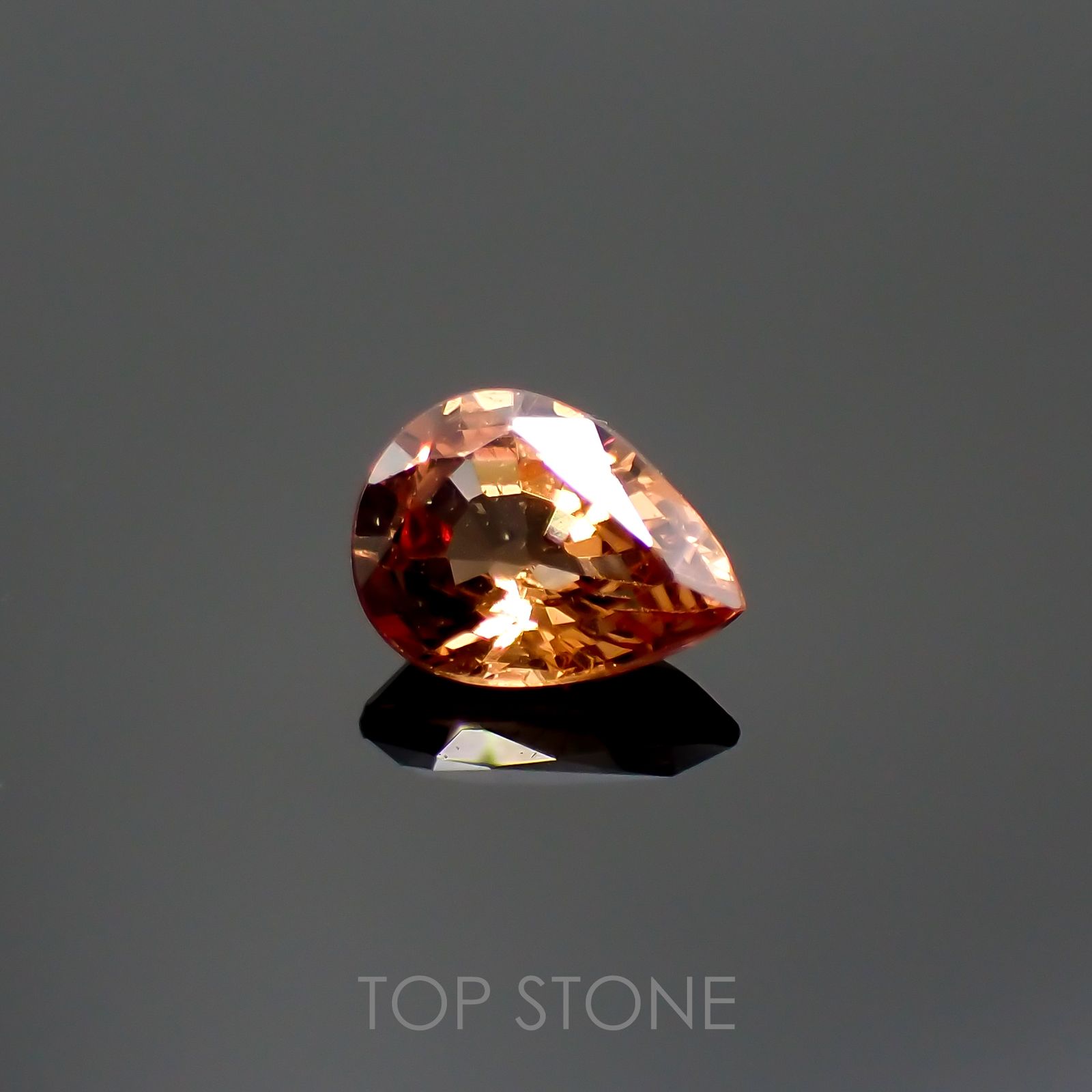 カラーシフトマラヤガーネット(宝石名ガーネット)タンザニア産 0.71ct 識別済[220115010]6.3x4.7mm前後