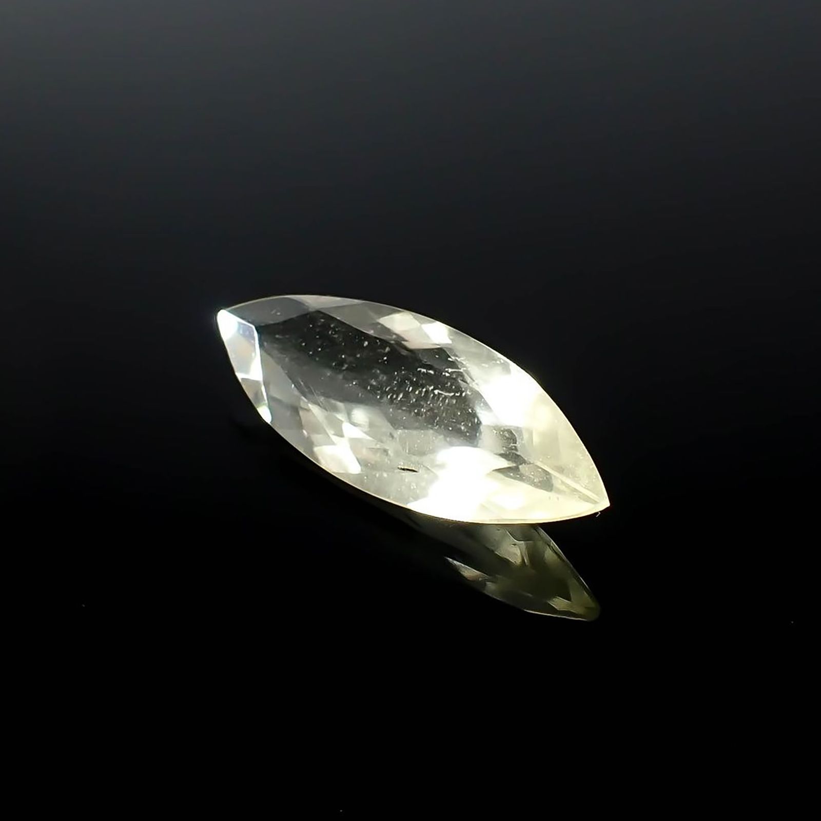 リビアングラス 発見地：エジプト・リビア砂漠 7.72ct / 27.8x10.4mm前後 [251131306]