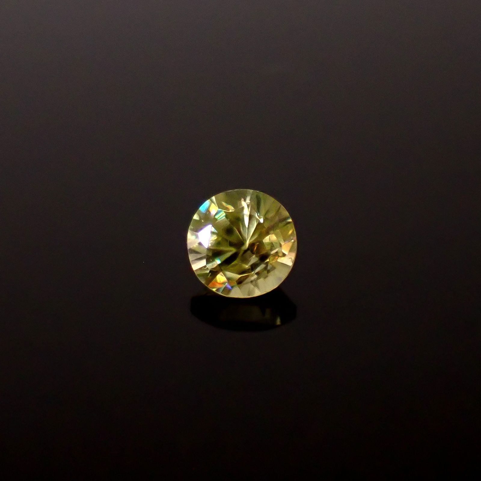 スフェーン(宝石名スフェーン)マダガスカル産 識別済 0.34ct / 4x4mm前後 [251231368]